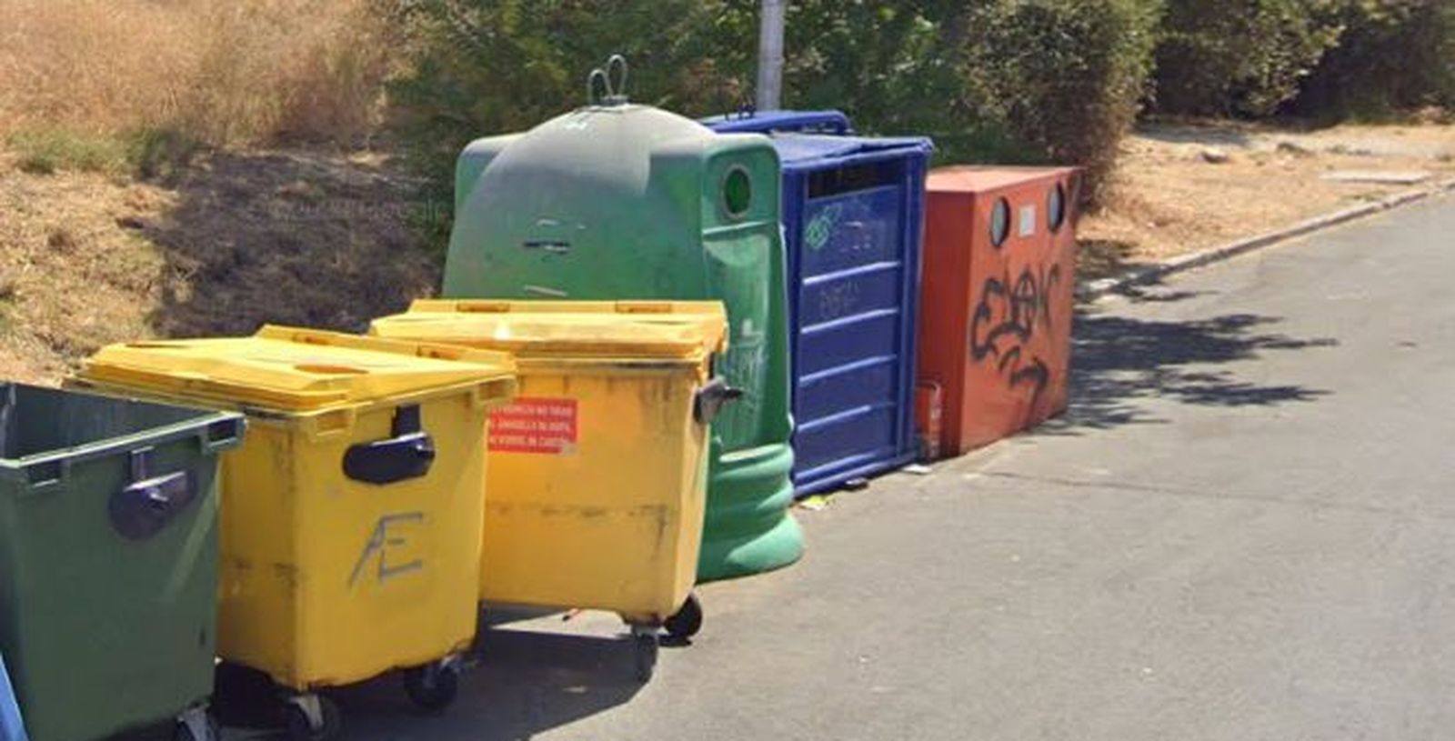 Contenedores de basura en una calle de Valdemorillo