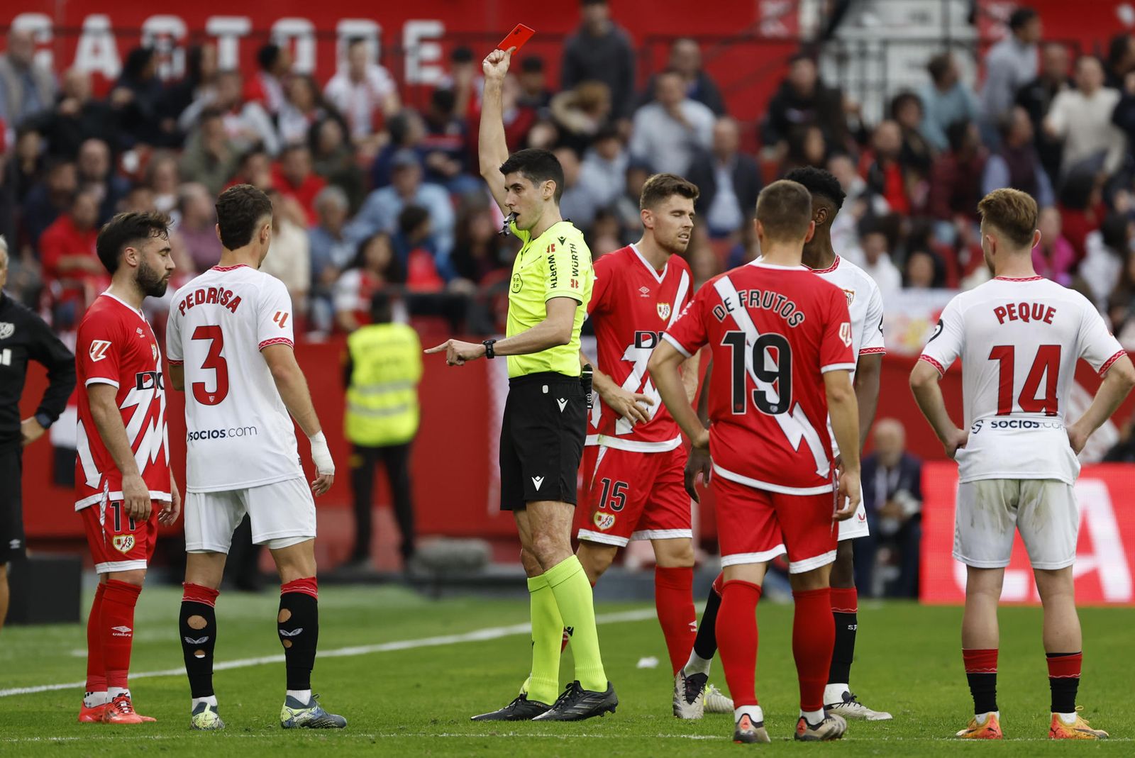 El centrocampista del Rayo Vallecano Unai López ve la tarjeta roja durante el partido en Sevilla