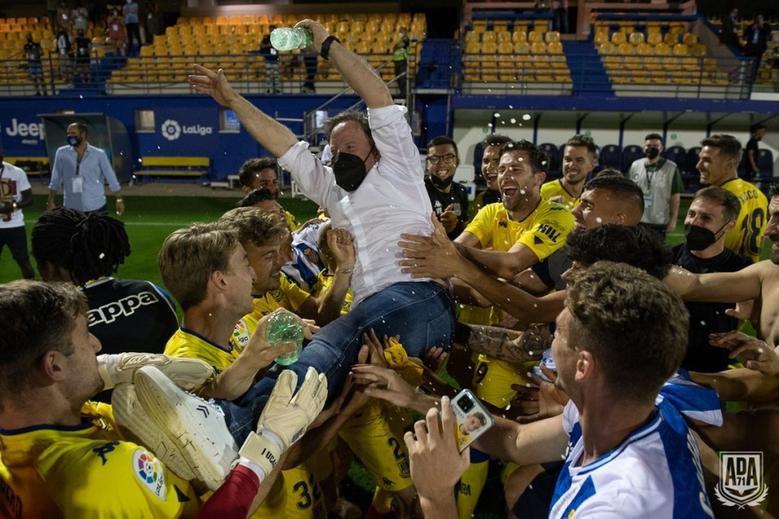 Anquela, técnico del Alcorcón, manteado tras la permanencia