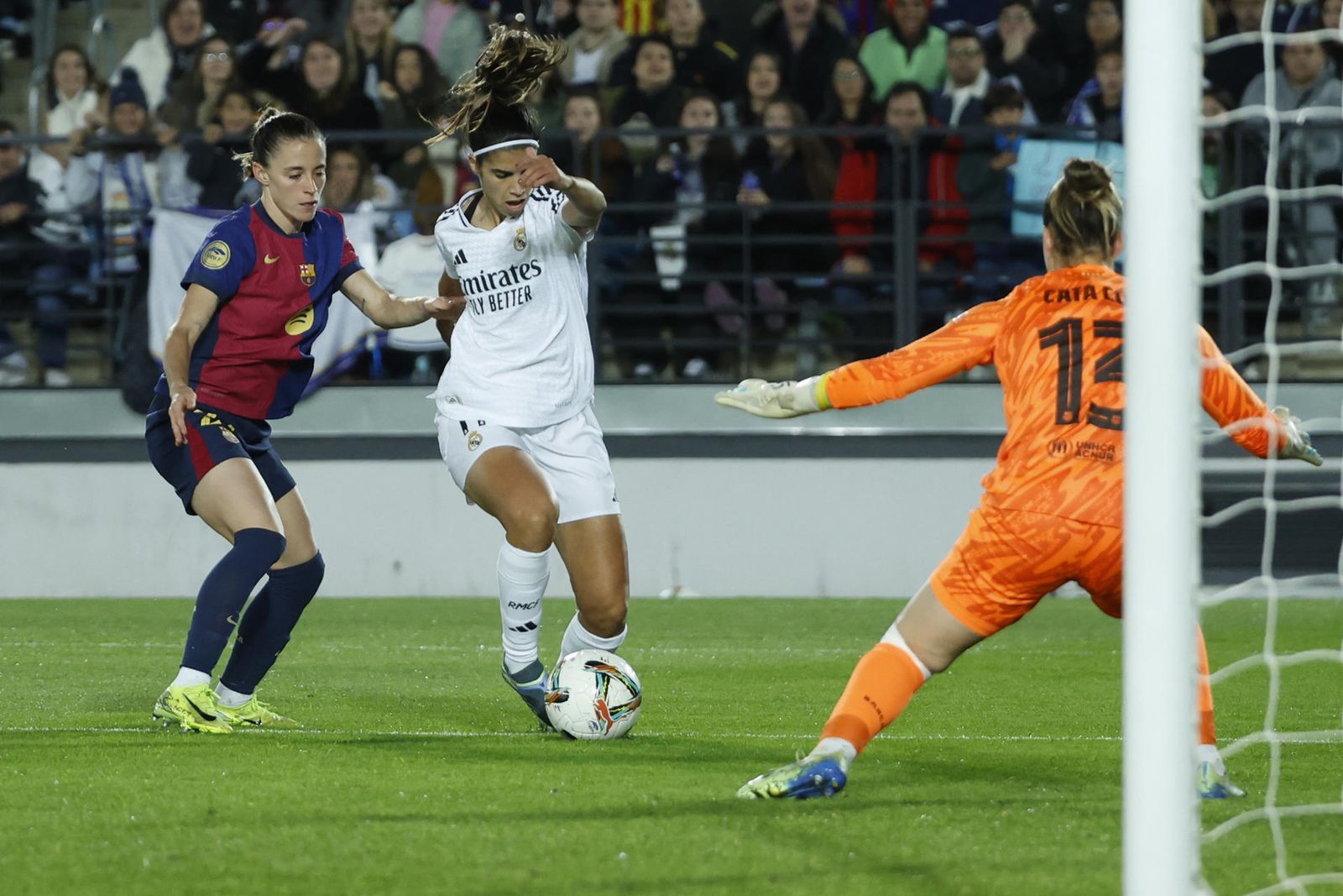 Alba Redondo ante el Barcelona
