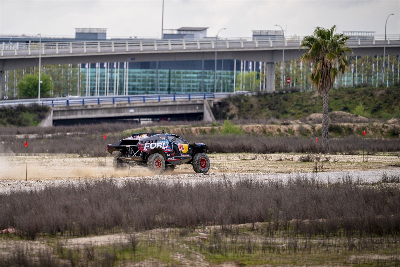 Carlos Sainz realiza la primera vuelta completa a 'MadRing' con el Ford Raptor T1+