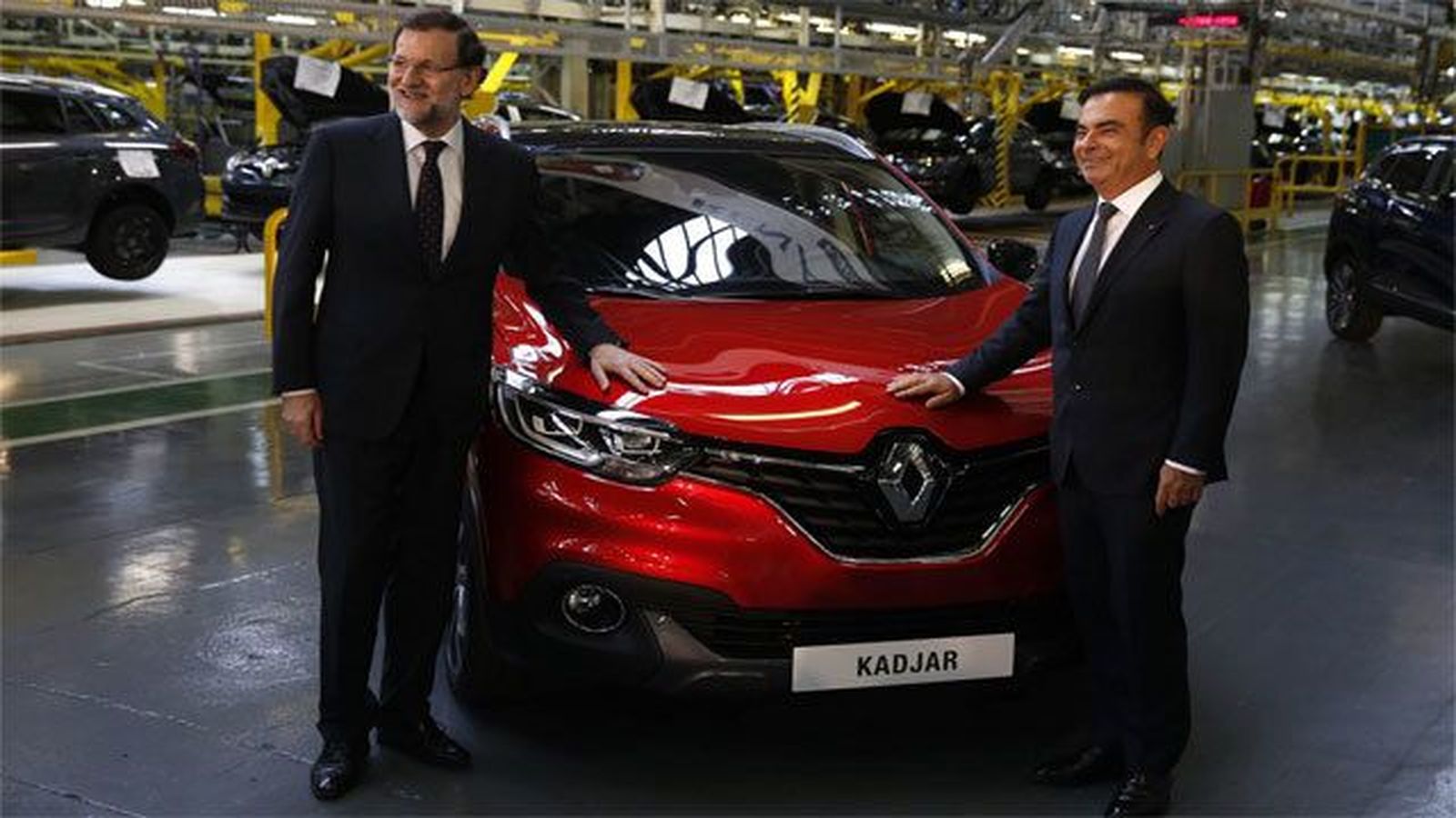 Rajoy agradece el apoyo de Renault a que la crisis sea una "triste historia pasada"