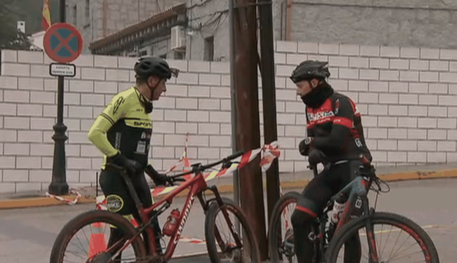 Lío en Navas del Rey entre ciclistas y el alcalde