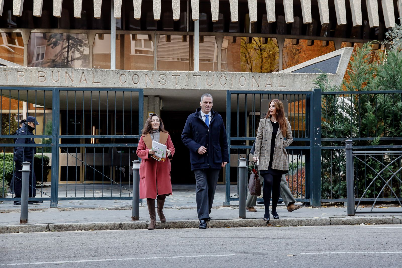 La vicesecretaría jurídica de VOX, Marta Castro; el portavoz de Vox en el Ayuntamiento de Madrid, Javier Ortega Smith, y la diputada y portavoz de la Comisión de Igualdad, Carla Toscano
