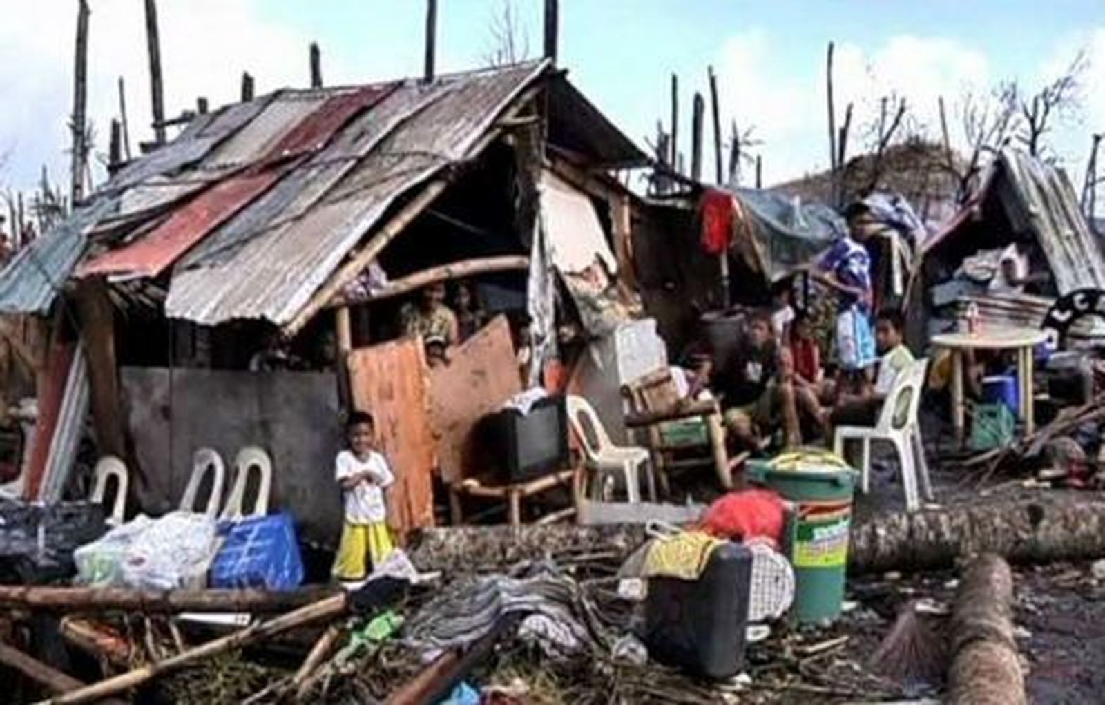 Al menos 3 muertos y 716.000 evacuados en Filipinas por el tifón Hagupit