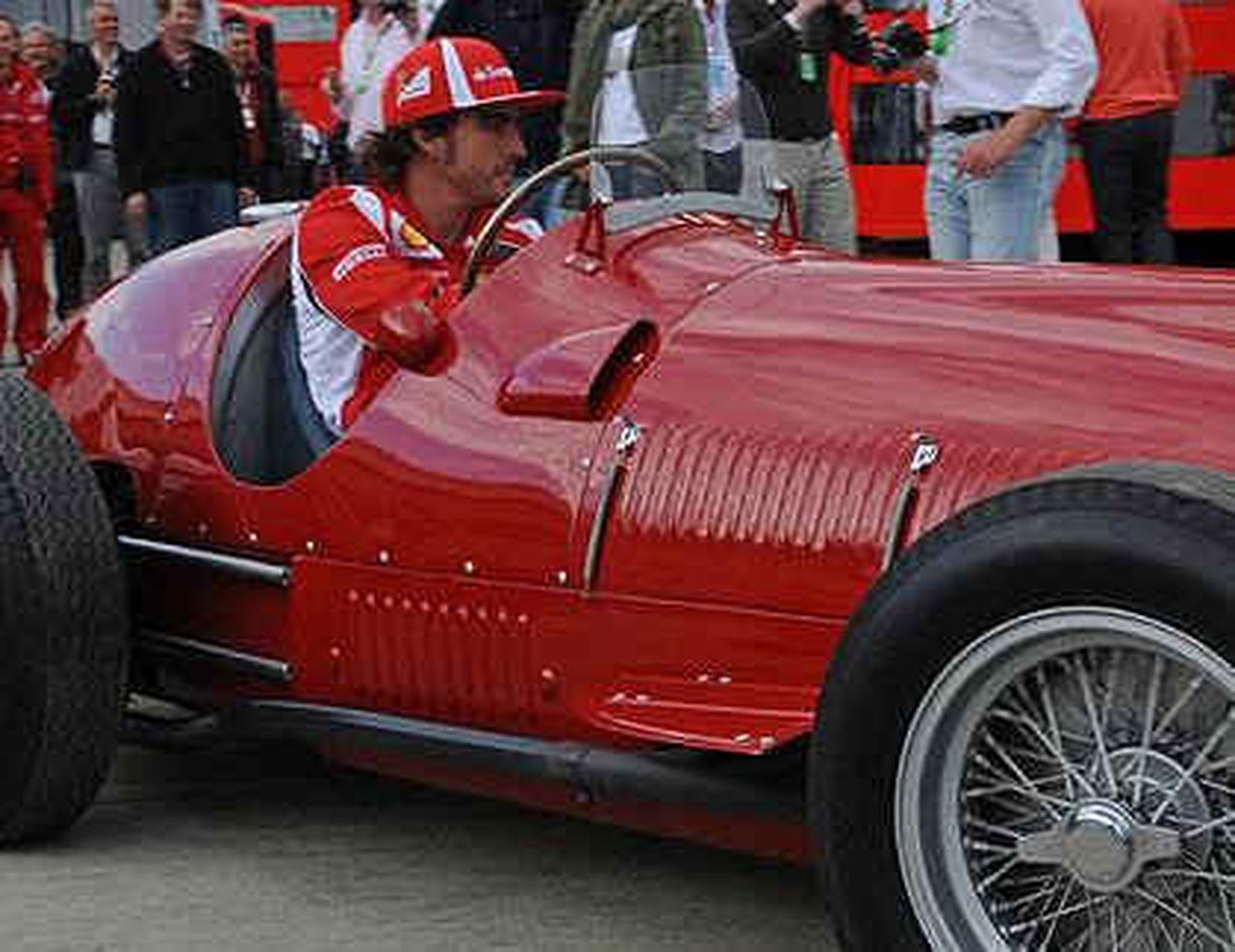 Alonso se da una vuelta con el legendario Ferrari 375 F1
