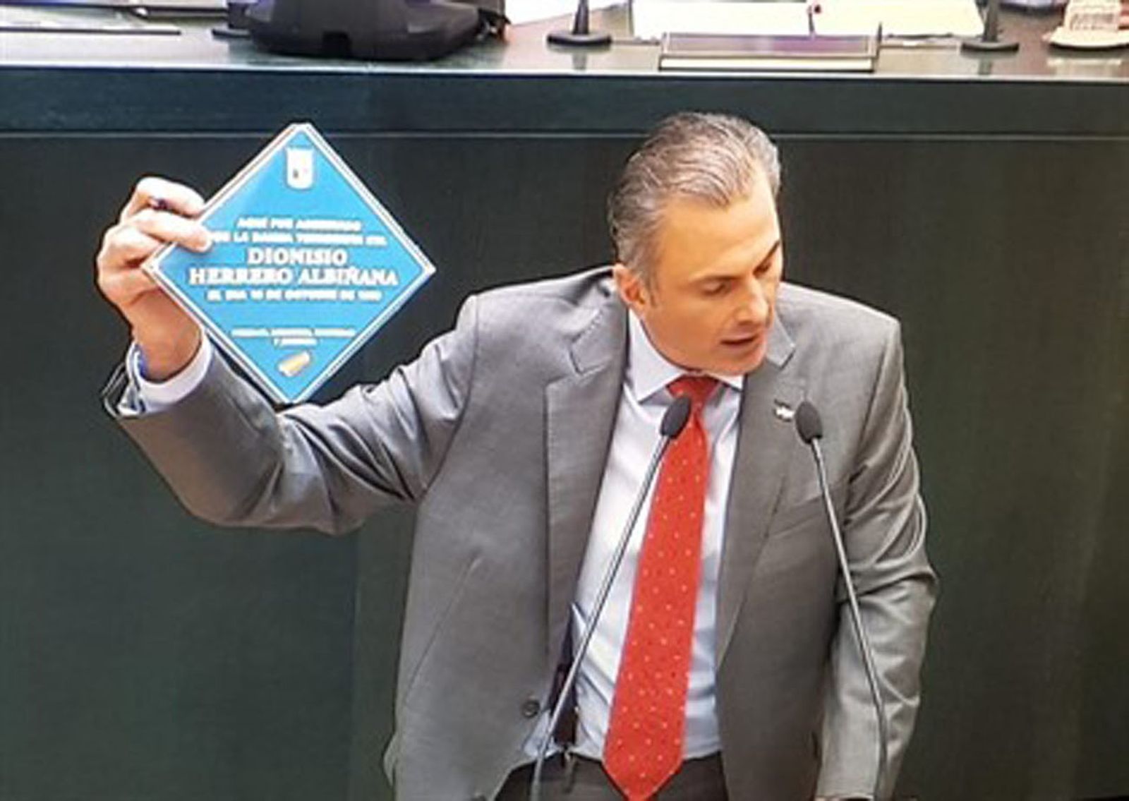 El portavoz de Vox en el Ayuntamiento de Madrid, Javier Ortega Smith, muestra una de las placas en homenaje a víctimas de terrorismo que se colocarán a finales de 2021