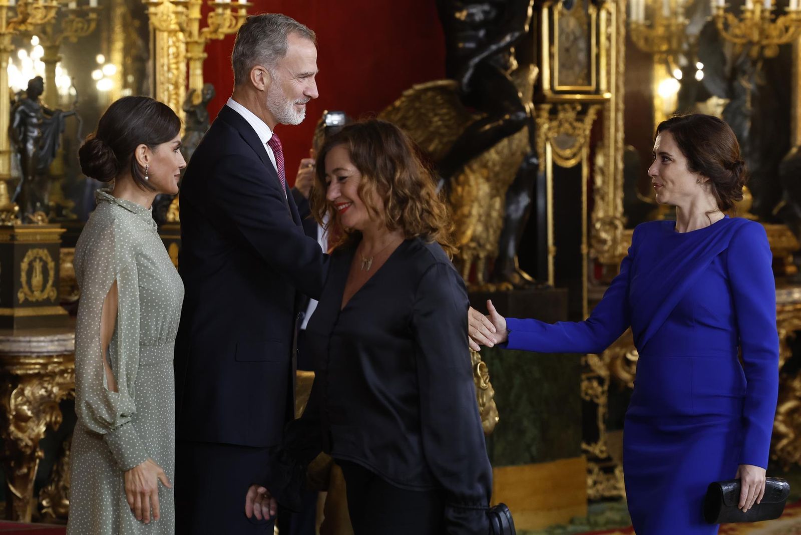 El rey Felipe VI saluda a Isabel Díaz Ayuso