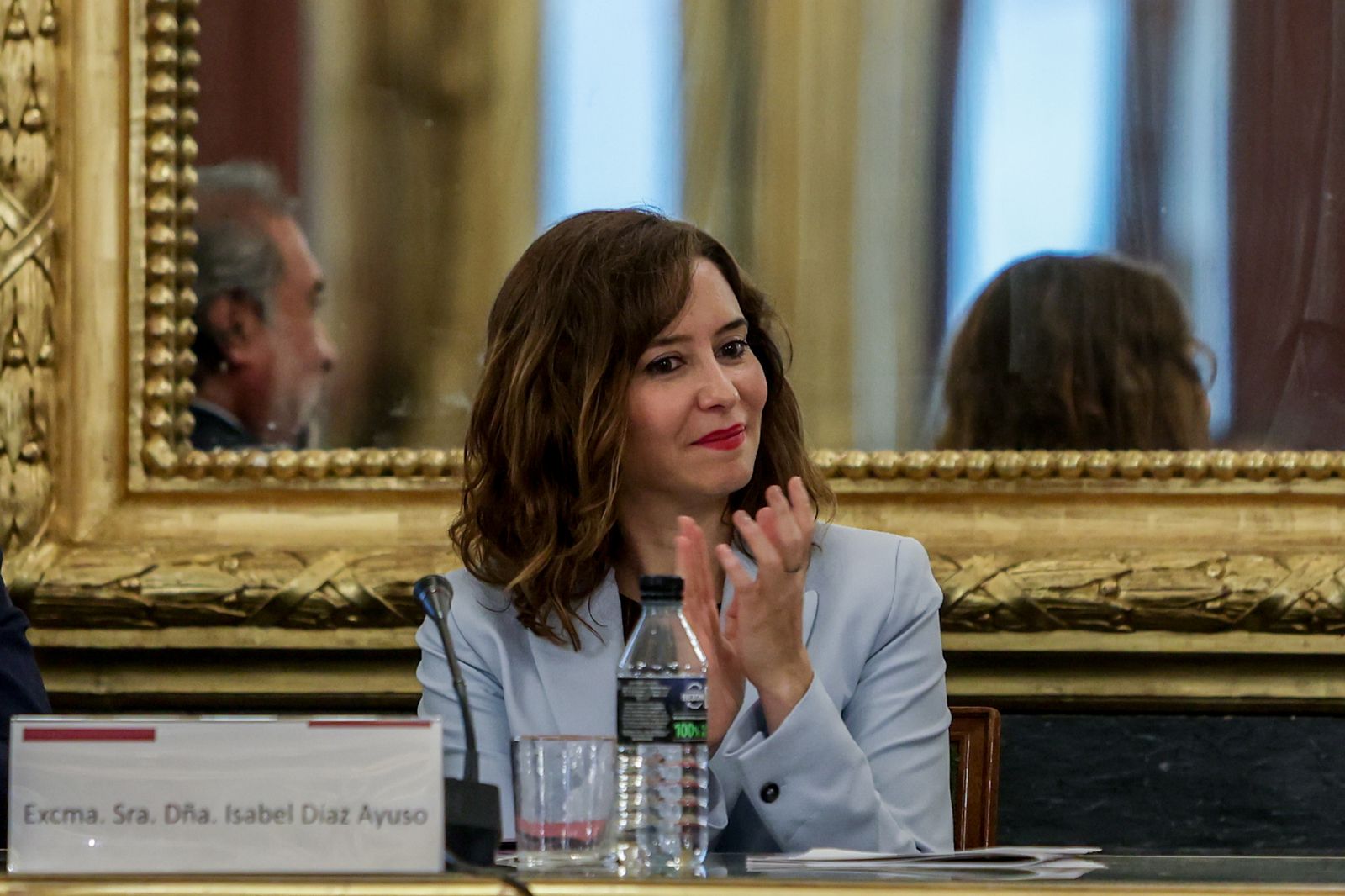 Ayuso aprobará una subida salarial a profesores y mejoras para sanitarios