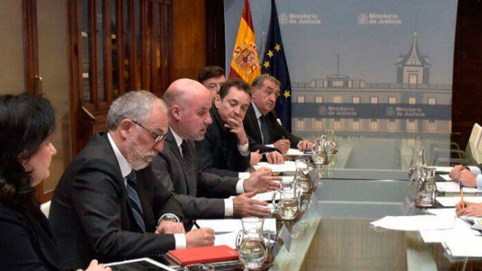 Asociaciones de jueces y fiscales piden la dimisión de Catalá por sus críticas al juez de 'La Manada'