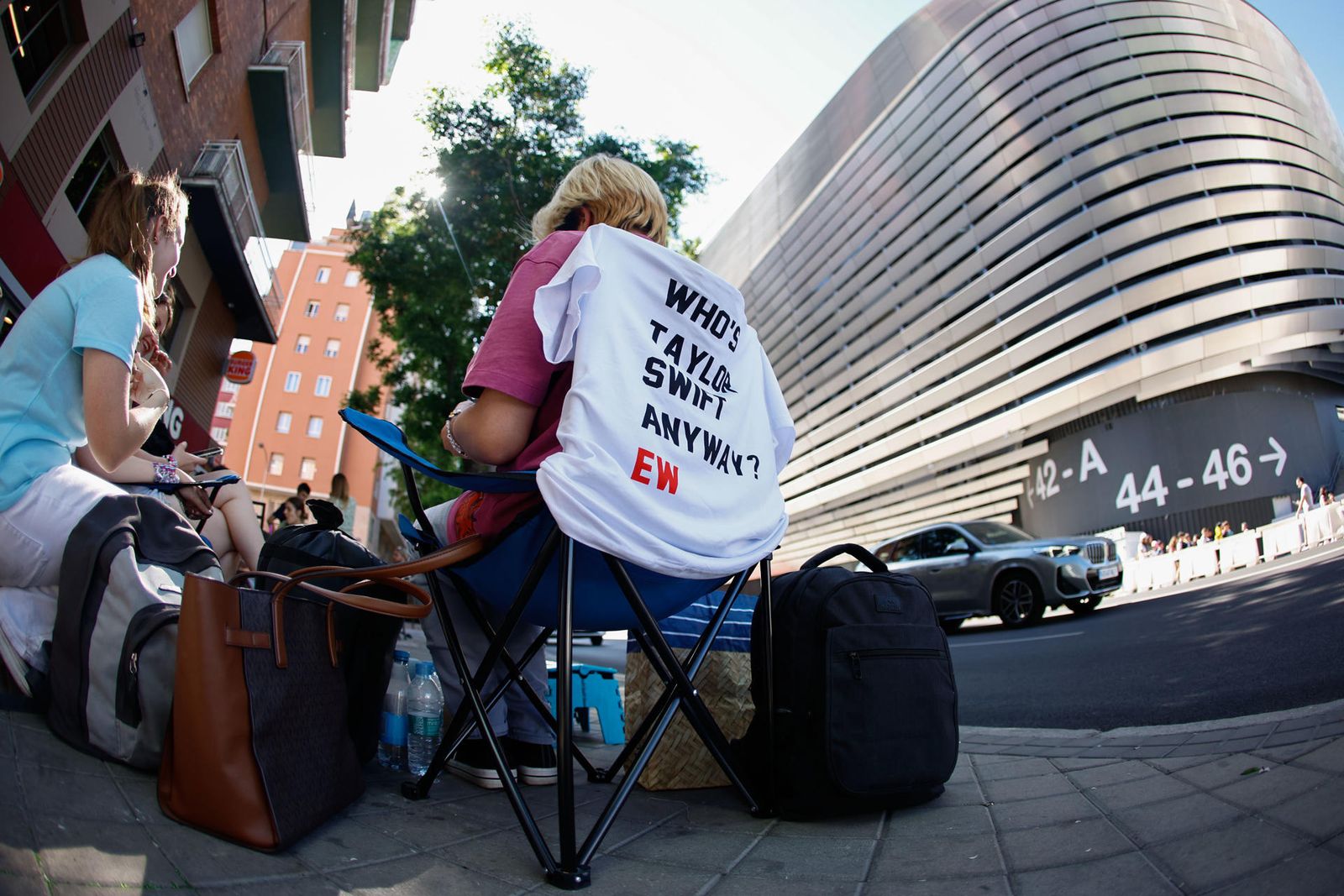 Personas aguardan para asistir al concierto de Taylor Swift en el exterior del Bernabeu