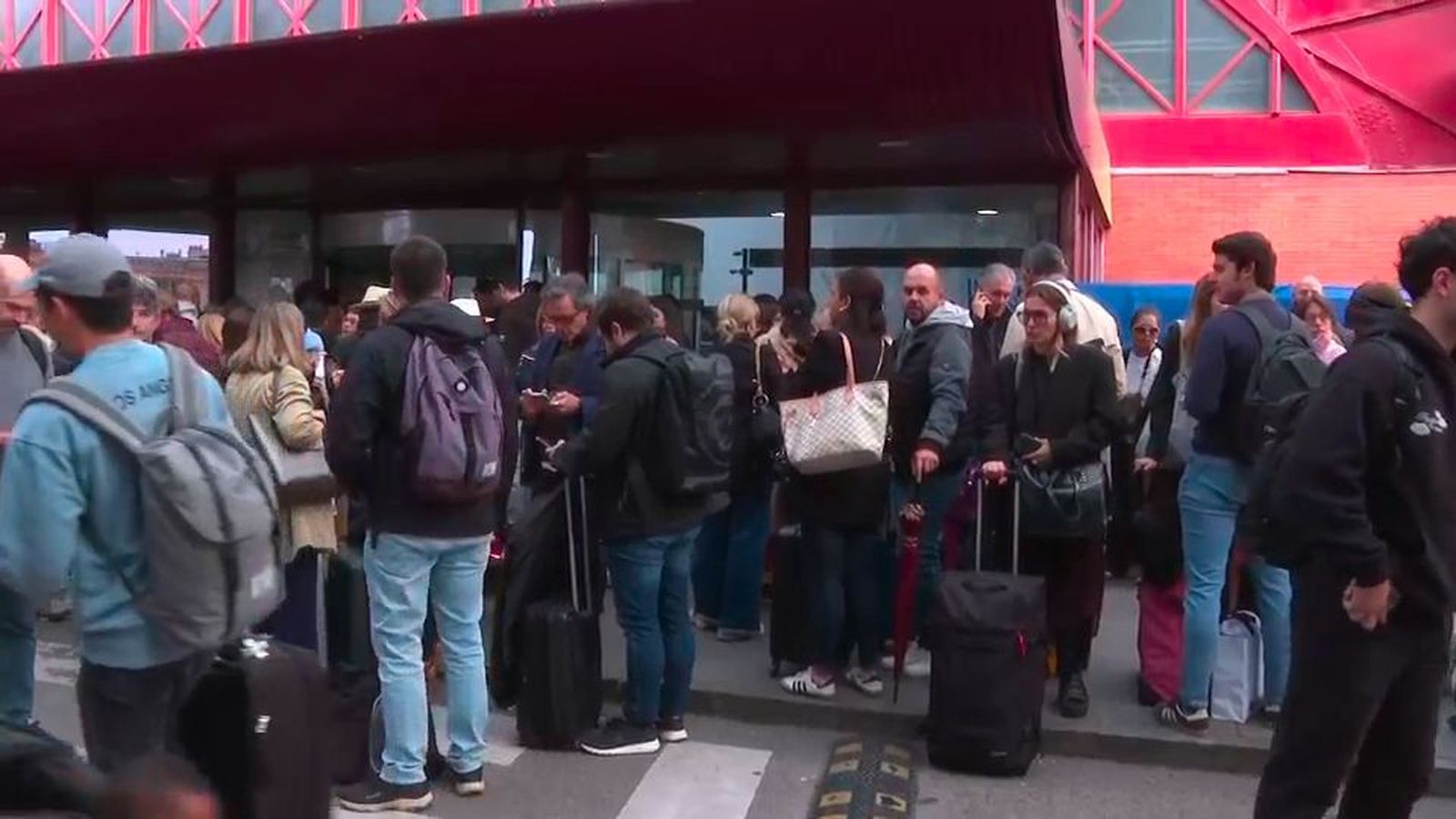 Caos en Atocha, con cientos de viajeros a la espera de que se reanude la circulación ferroviaria