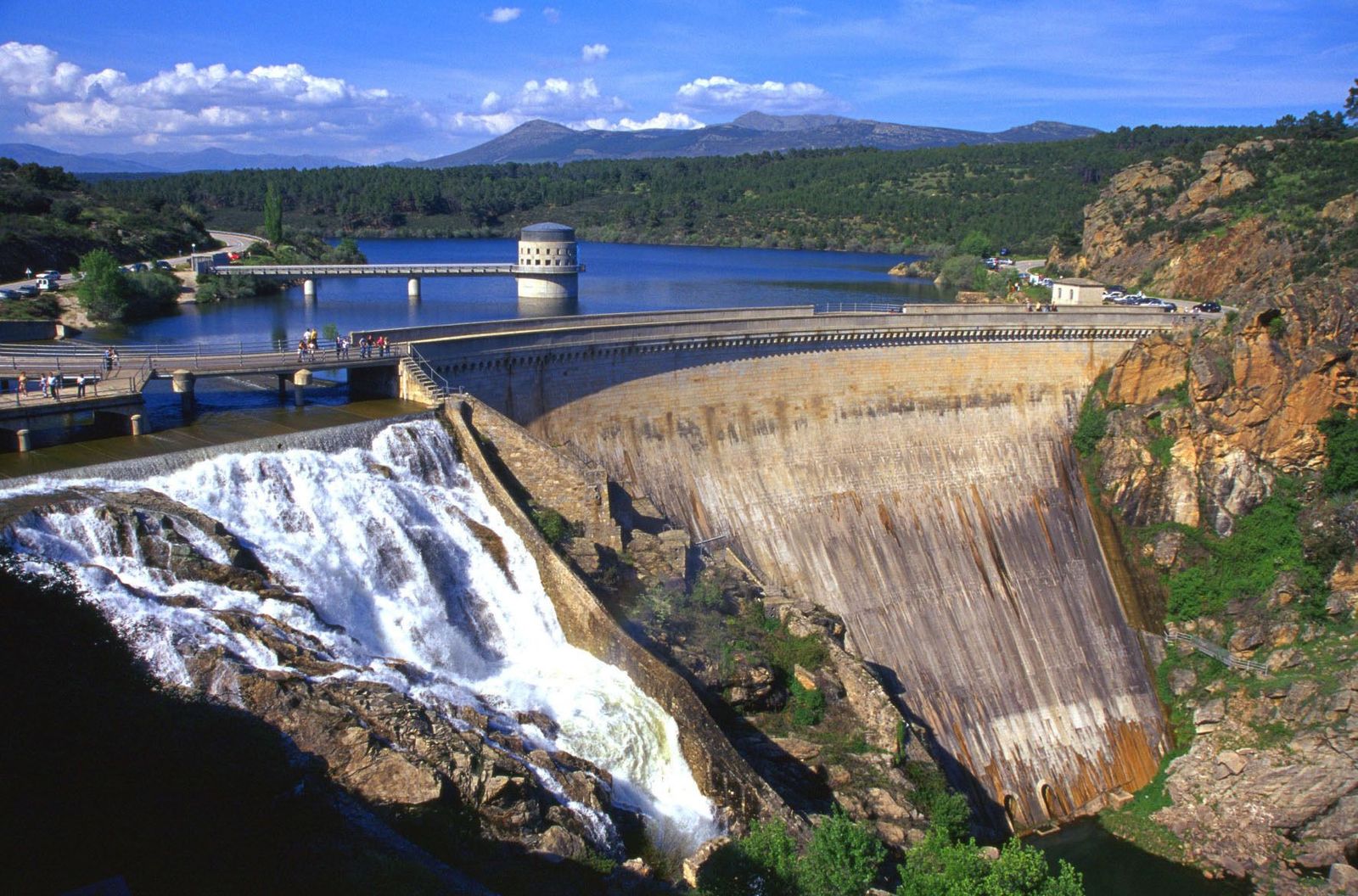La Comunidad de Madrid reactiva su plan contra inundaciones y desembalsa agua en 11 presas