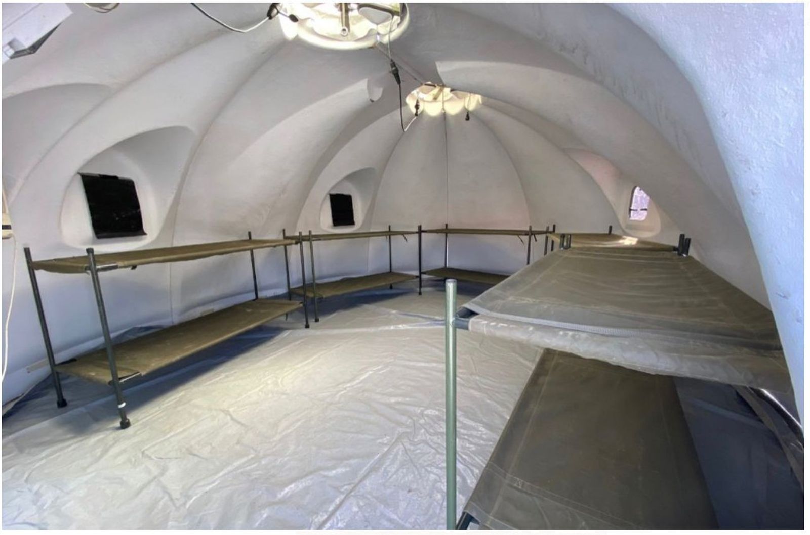 Interior de uno de los alojamientos provisionales de la base de Torrejón de Ardoz