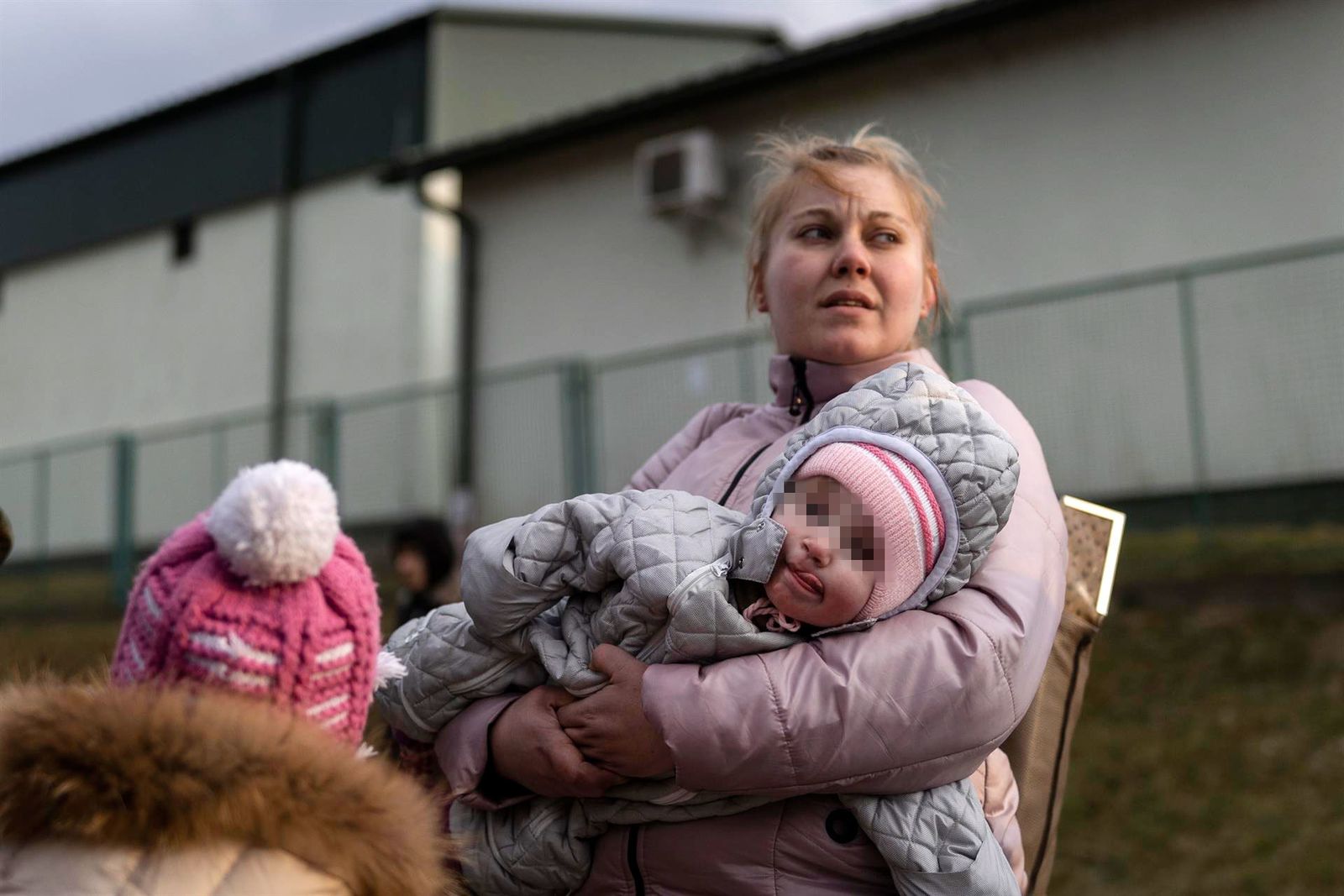 Vista de un grupo de refugiados ucranianos en la localidad polaca de Medyka, en la frontera con Ucrania