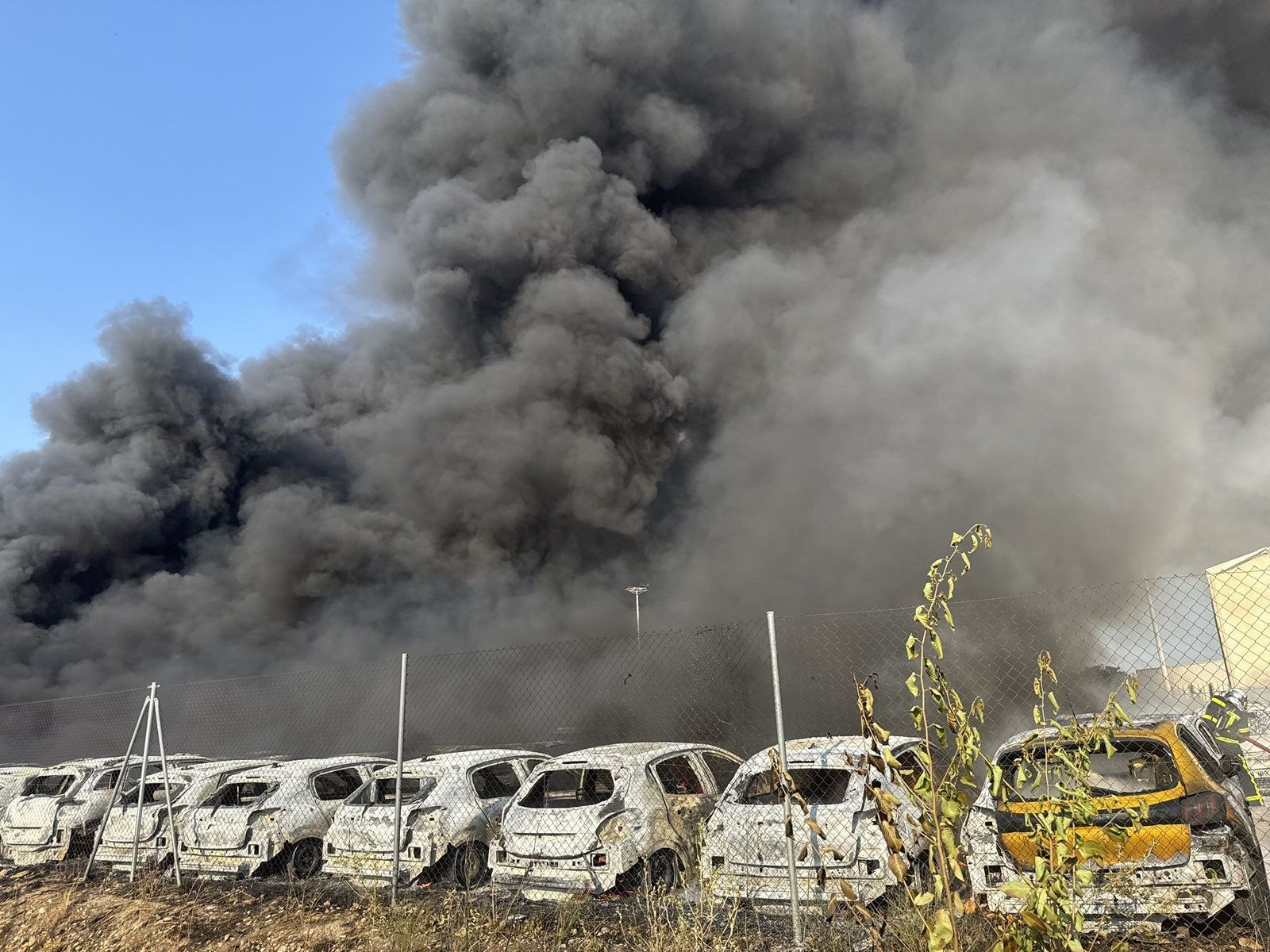 Un incendio en Algete calcina 200 coches y moviliza 17 medios para su extinción