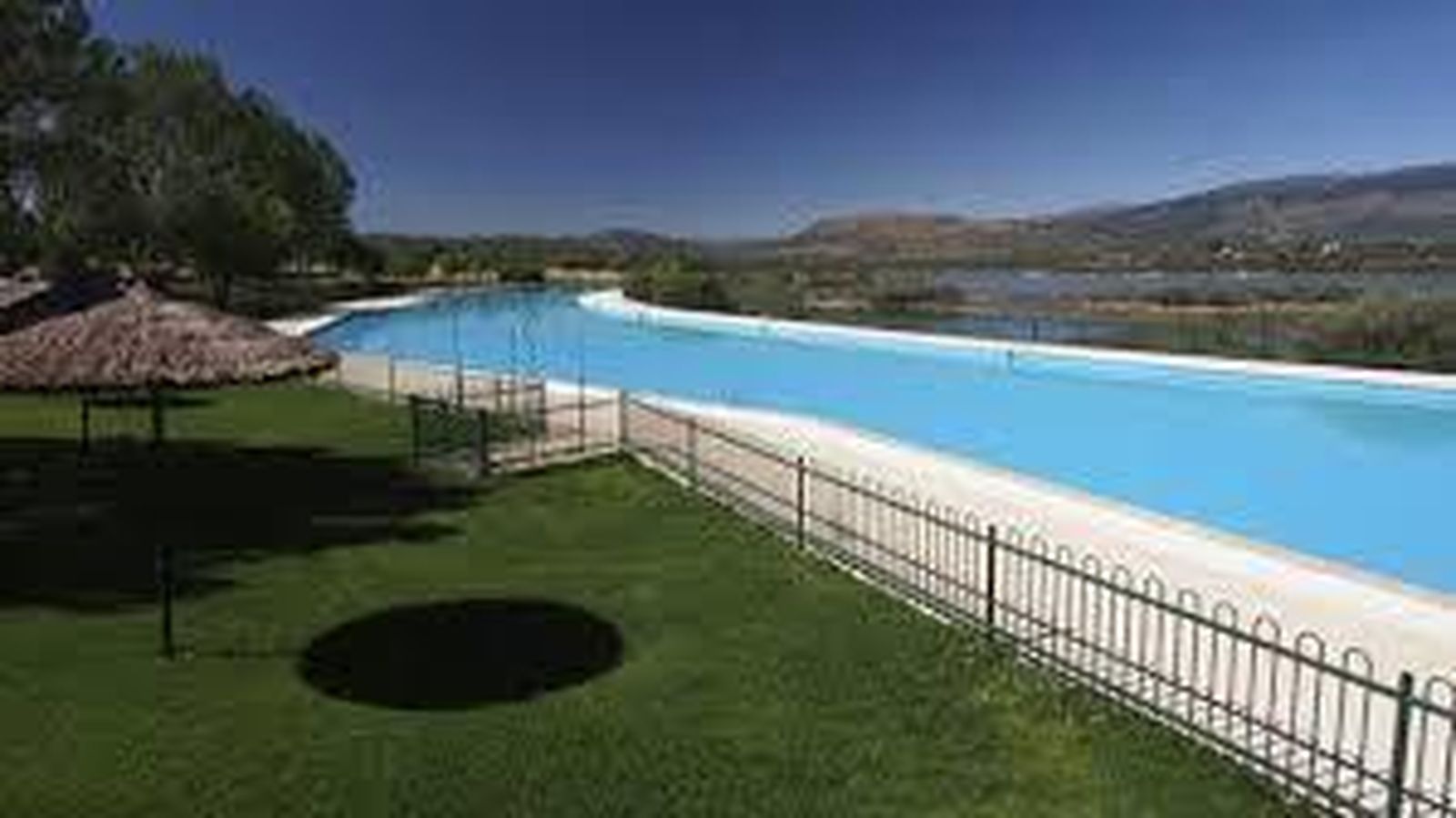 RIOSEQUILLO. DÓNDE:  Avenida Madrid km 74, 28730 Buitrago del Lozoya. HORARIOS DE APERTURAS:  Lunes: cerrado. Martes a viernes: desde las 11.00 hasta las 20.00 horas. Sábados y domingos desde las 11.00 hasta las 21.00 horas. DESDE CUÁNDO Y HASTA CUÁNDO:  Del sábado 15 de junio hasta el 31 de agosto. TARIFAS: De martes a viernes:  Adultos 4€,  niños y mayores de 65 años 3€. Fin de semana  y festivos:  Adultos 5€, niños y mayores de 65 años 3,50€.  CARACTERÍSTICAS: La piscina más grande de la Comunidad de Madrid, con una superficie de 4.500 m2. Preparada para personas con movilidad reducida.