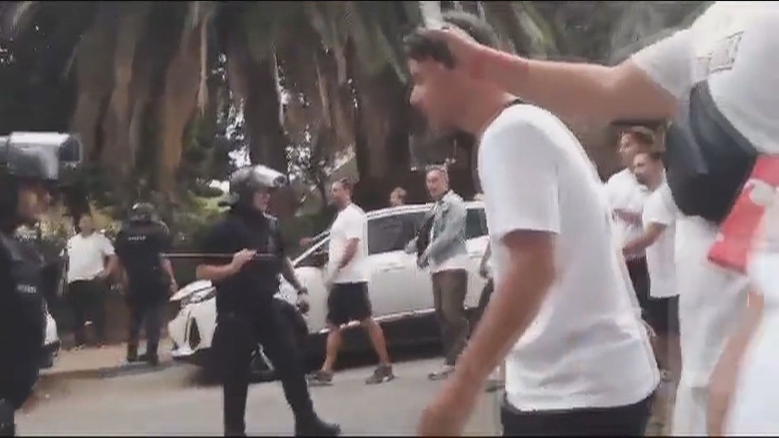 Batalla campal entre los ultras del Amberes y la Policia