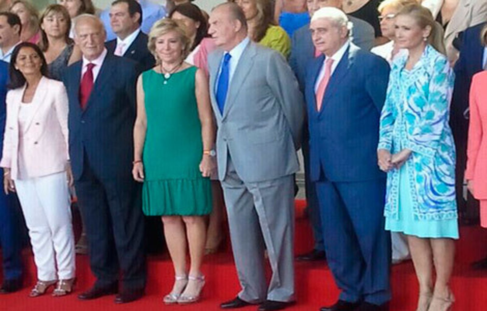 El Rey Don Juan Carlos junto a Esperanza Aguirre en la visita al 112