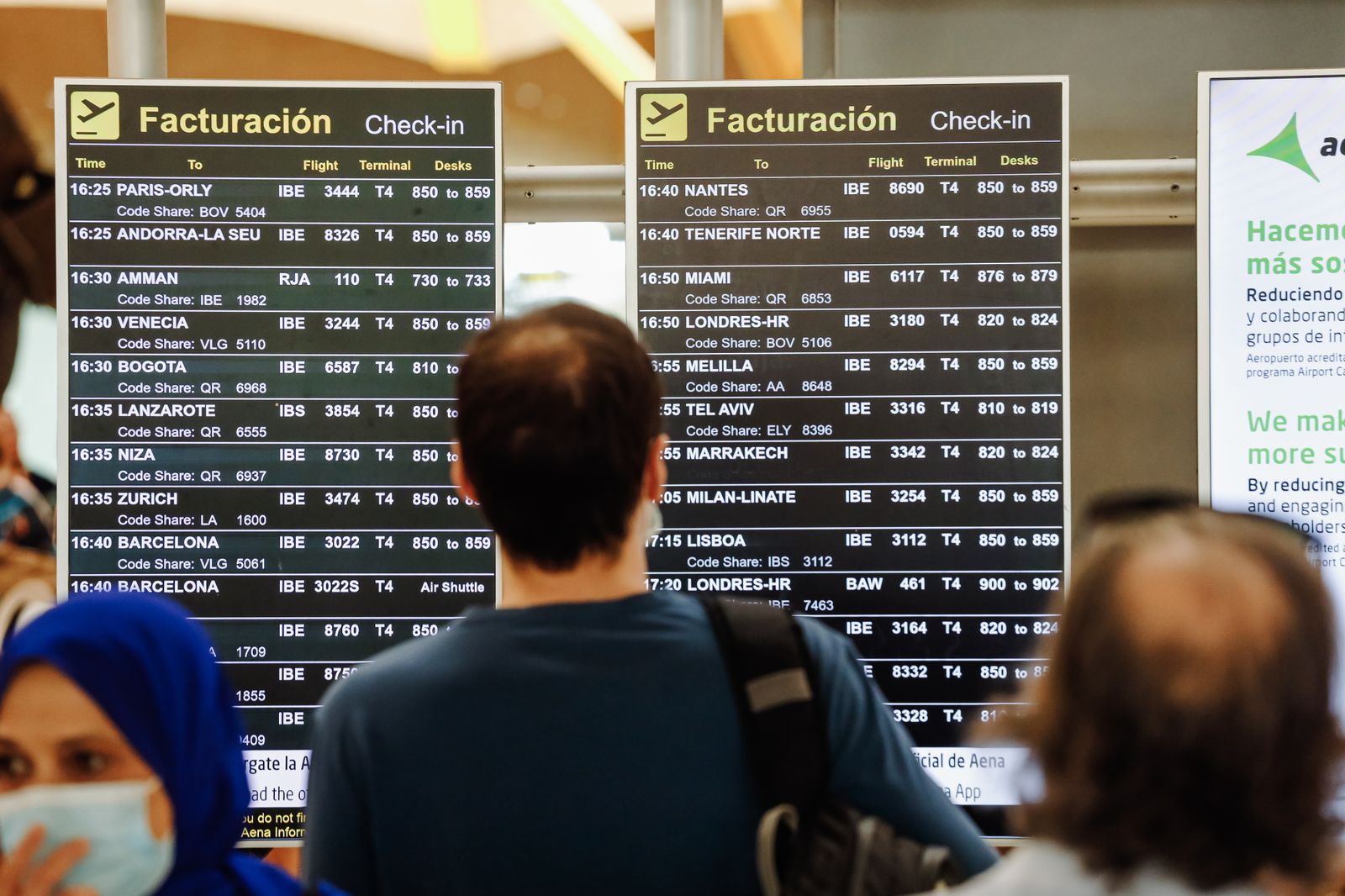 Pasajeros en la terminal 4 del aeropuerto de Barajas