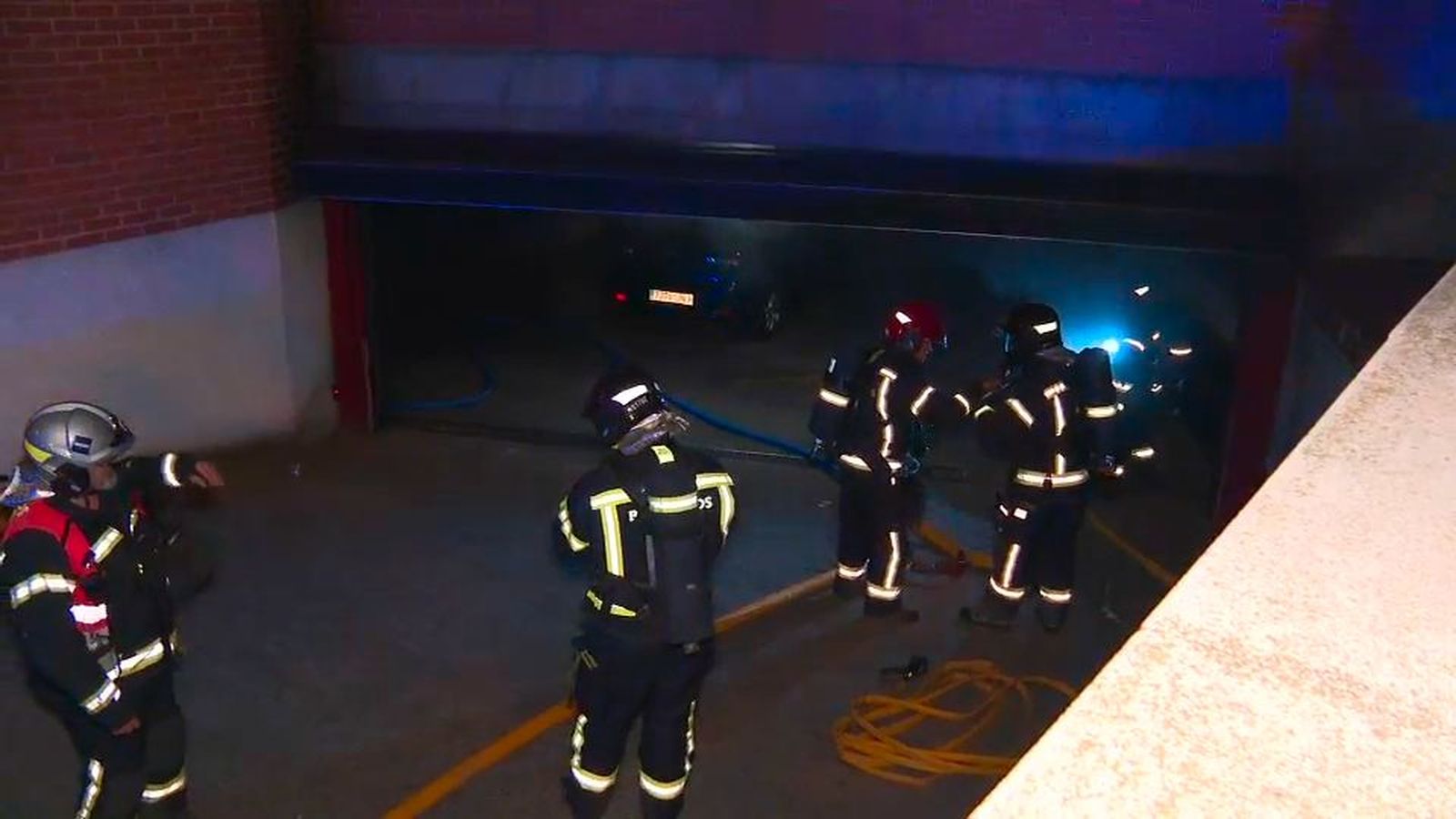 Incendio en el garaje de un edificio de viviendas en San Fermín, con dos cohes quemados