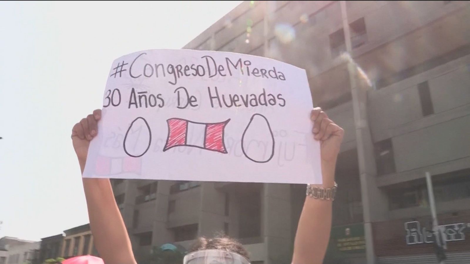 El Congreso impide la elección de la primera presidenta de Perú en plena de crisis institucional