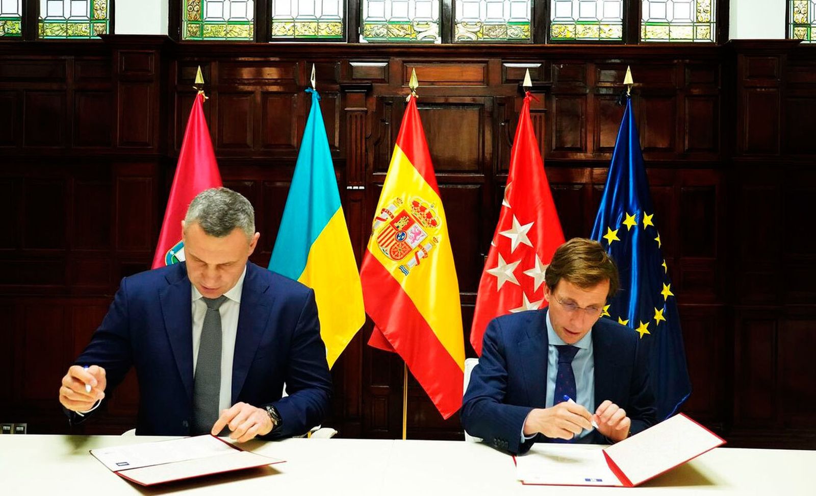 El alcalde de Kiev, Vitali Klitschko y el de Madrid, José Luis Martínez Almeida firman el hermanamiento de las dos ciudades