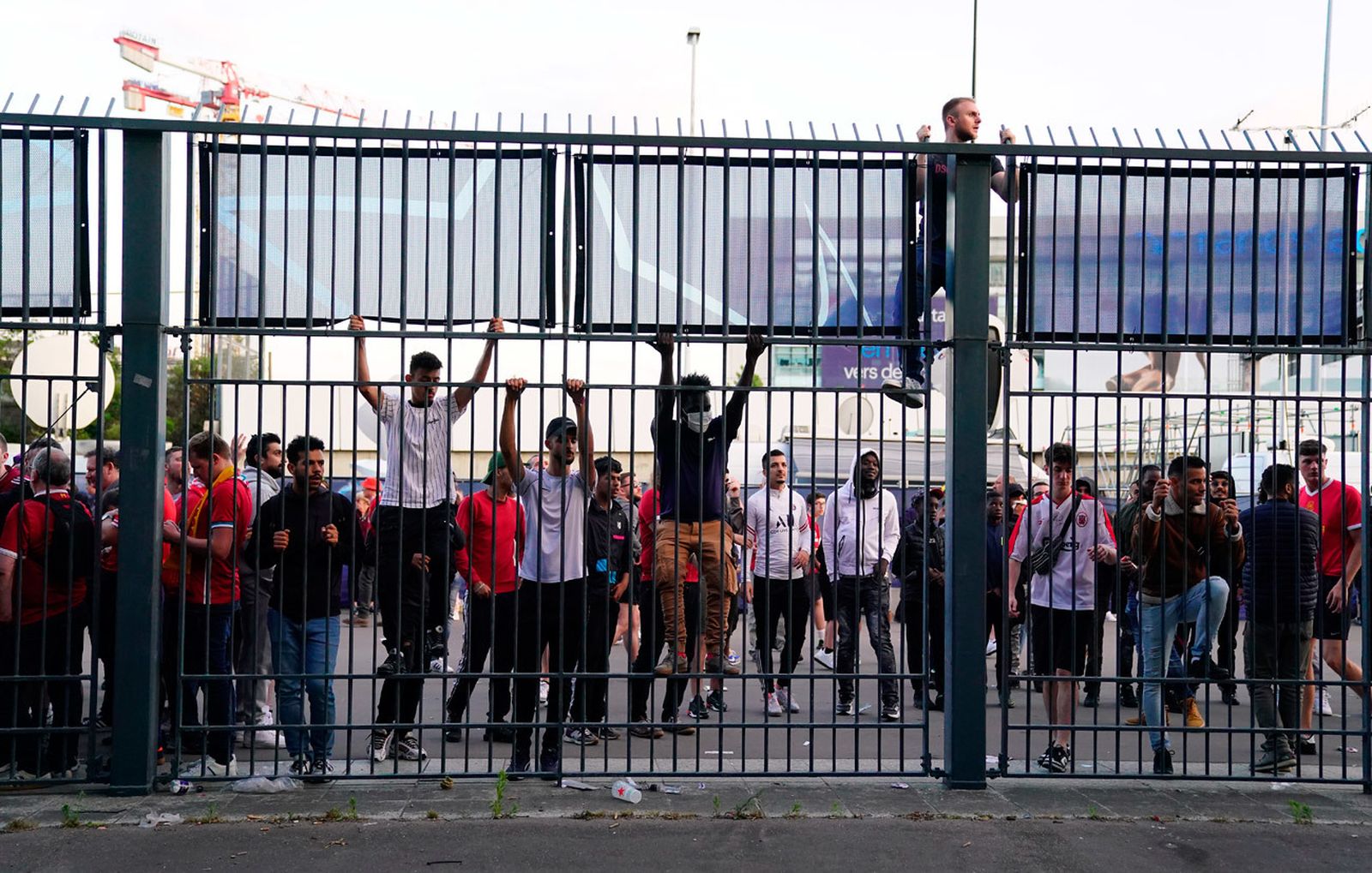 Aficionados sin entrada intentan acceder al estadio en la final de la Champions