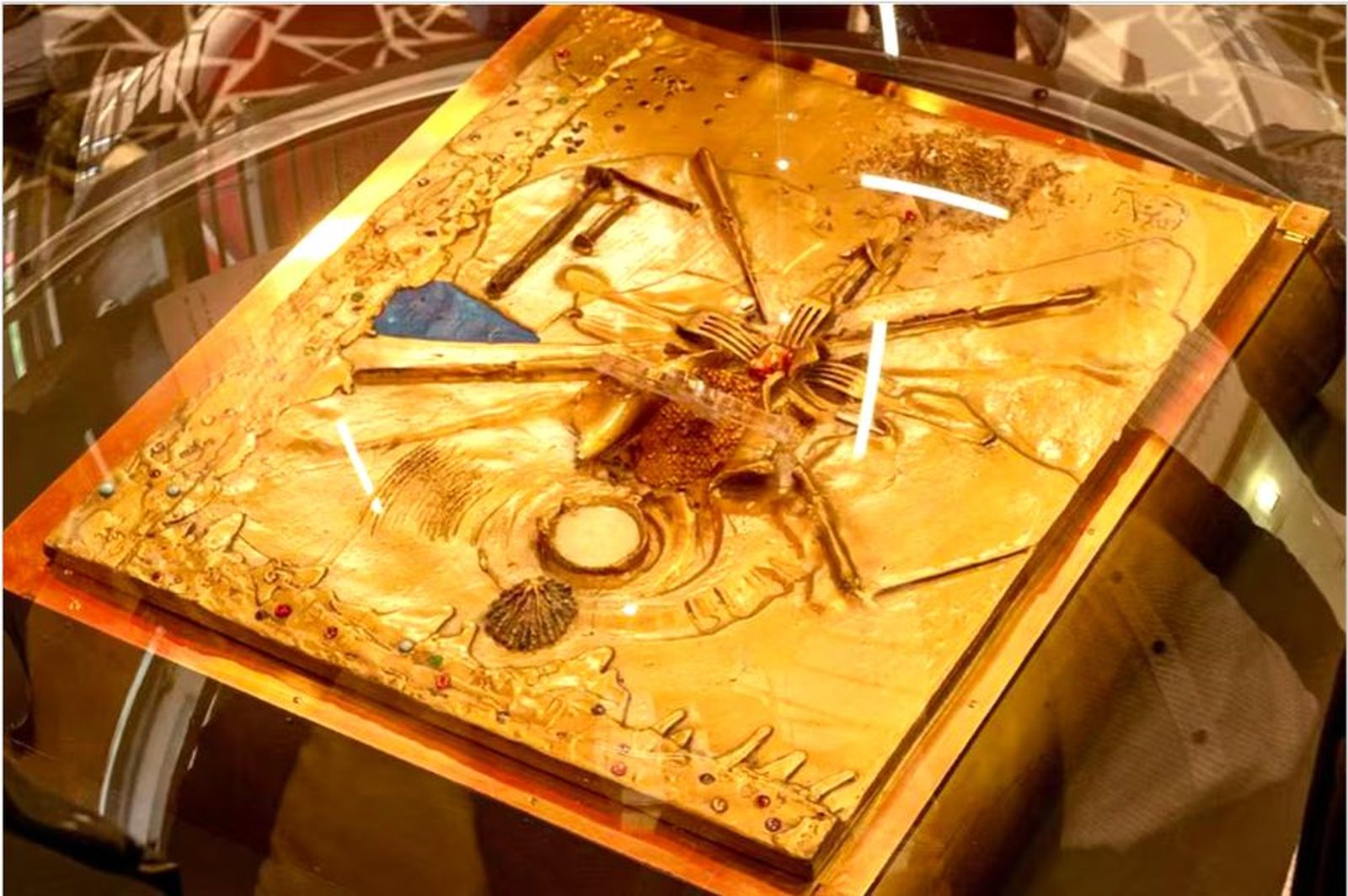 Libro con obras de Salvador Dalí