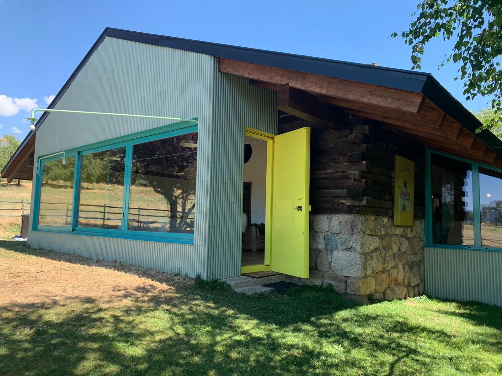 Quién vive en la casa amarillo 'chillón' de Cercedilla