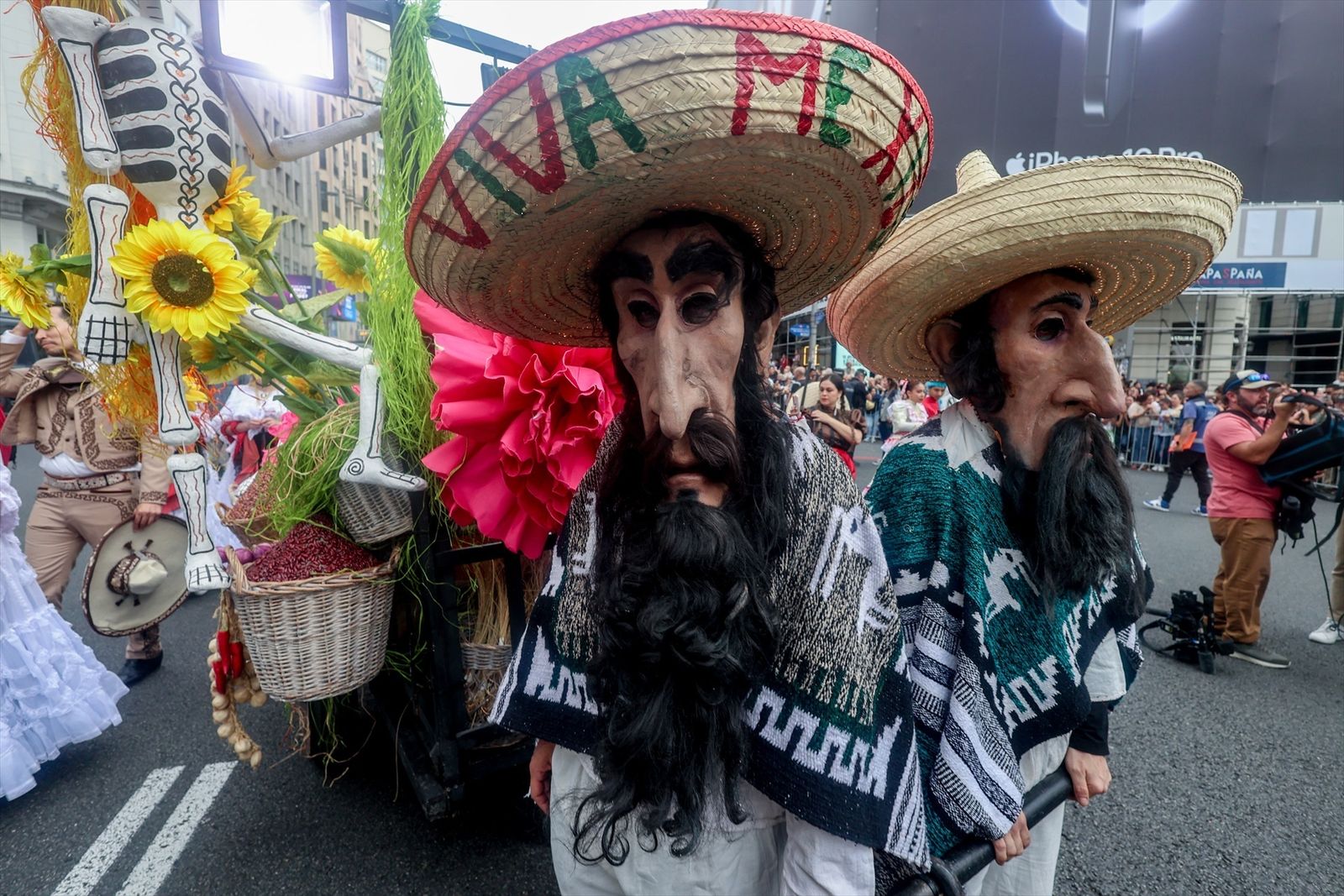 Fotogaleria: El desfile de la Hispanidad llena de color la Gran Vía