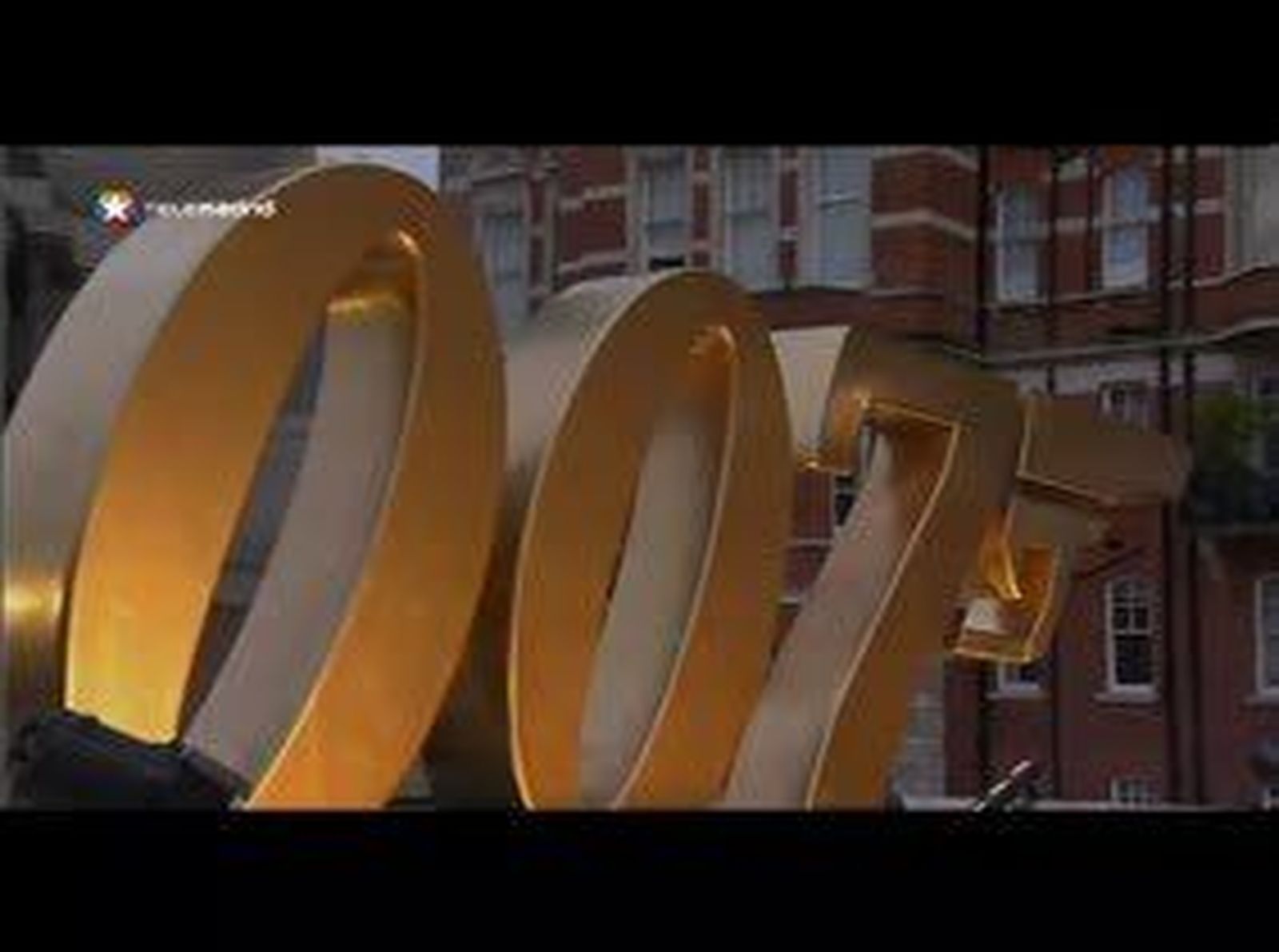El "Skyfall" de James Bond llena Londres de lujo y realeza
