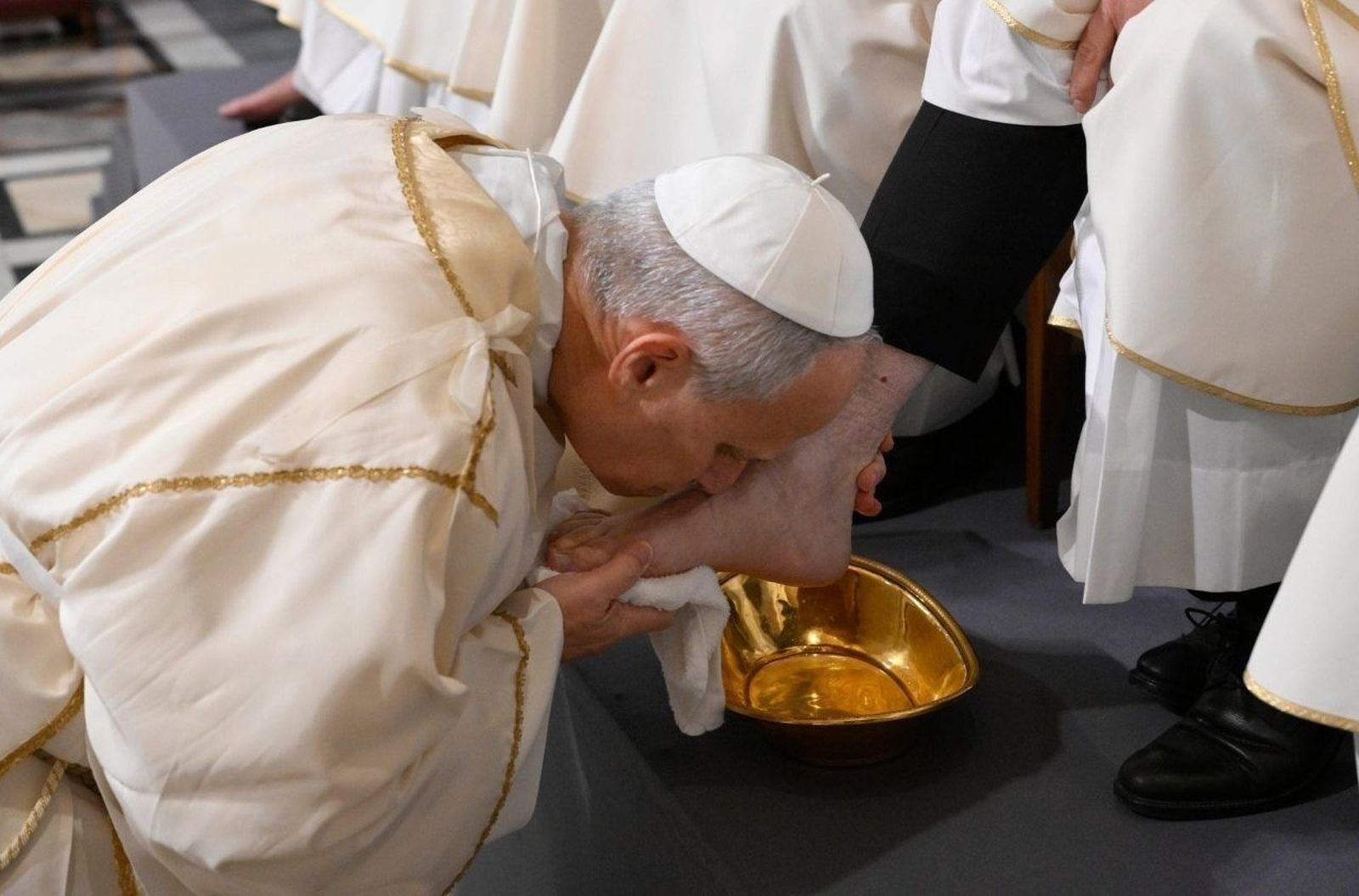 El papa Leon XIV recupera la tradición del Jueves Santo y lava los pies a 12 sacerdotes