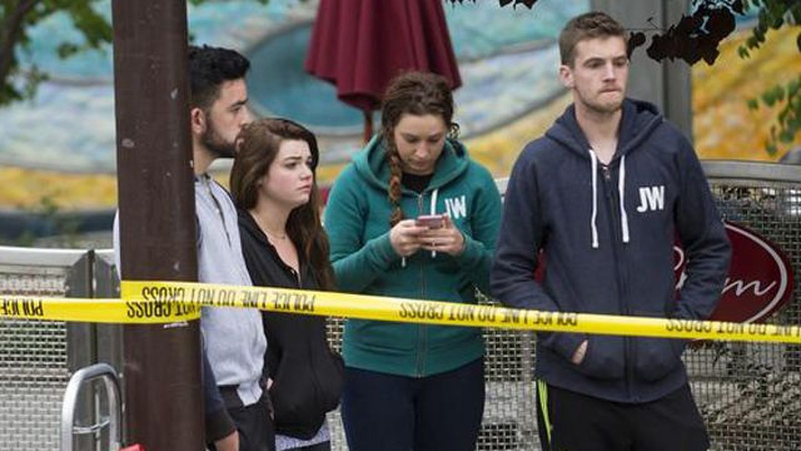 Mueren seis jóvenes al derrumbarse un balcón en California