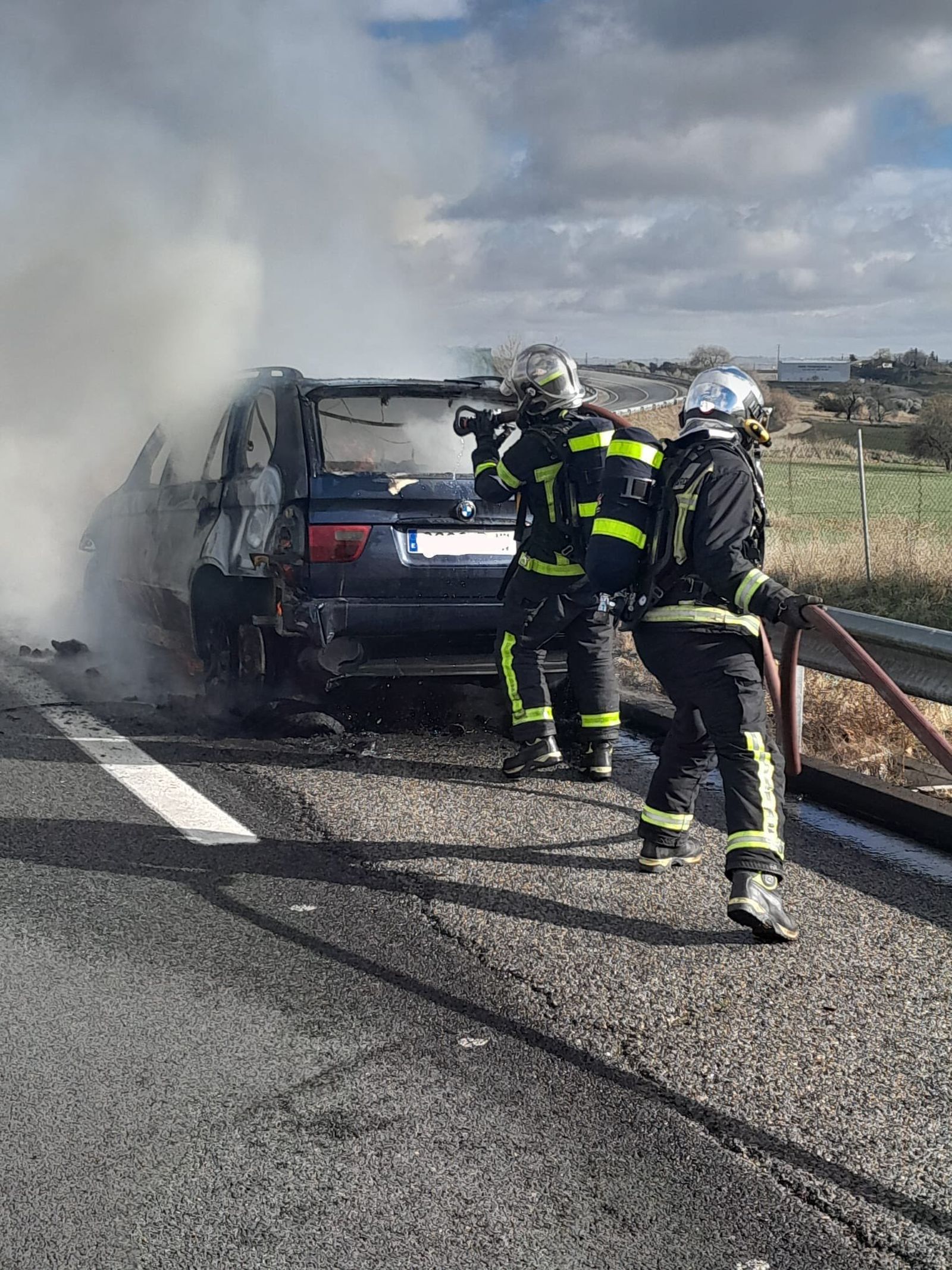 Bomberos de la Comunidad sofocar el incendio de un vehículo en la A-5, en Navalcarnero