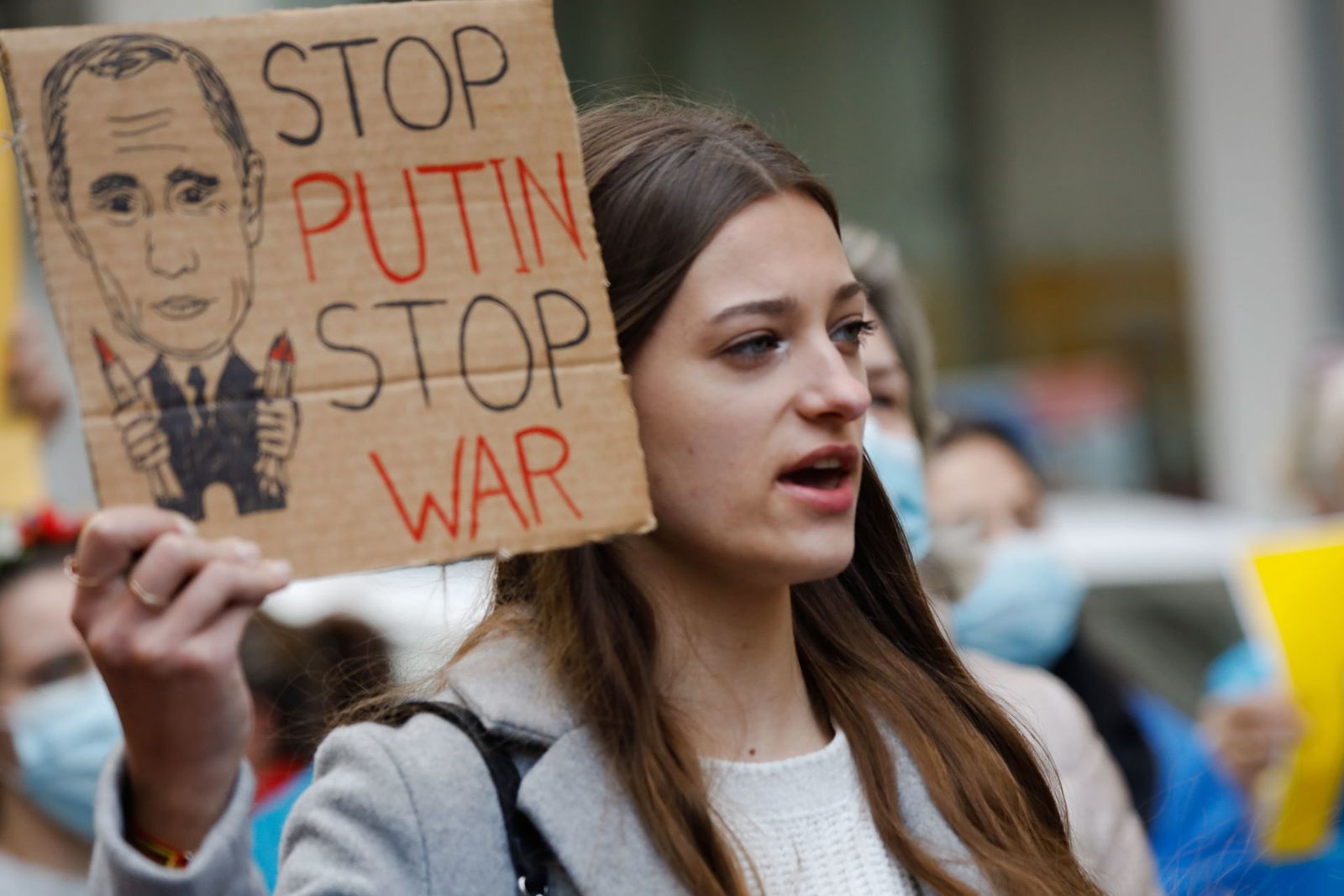 Una mujer, con una pancarta que reza 'StopPutin Stop War', participa en una segunda concentración para apoyar a Ucrania tras los ataques recibidos por parte de Rusia, en la plaza de la Cruz Roja de Murcia