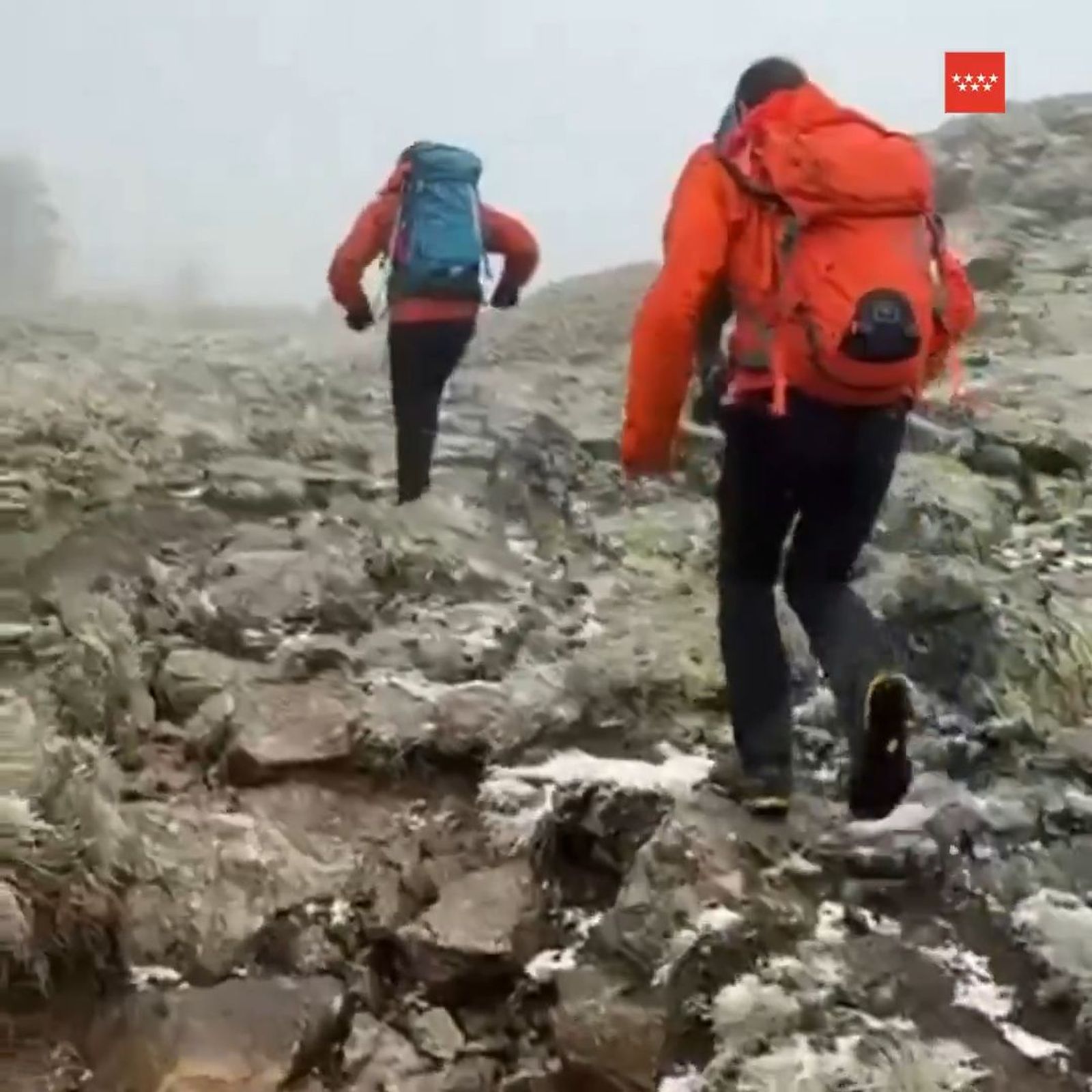 Senderistas y corredores fueron rescatados ayer en la zona de Cotos por el viento y la nieve que se encontraron