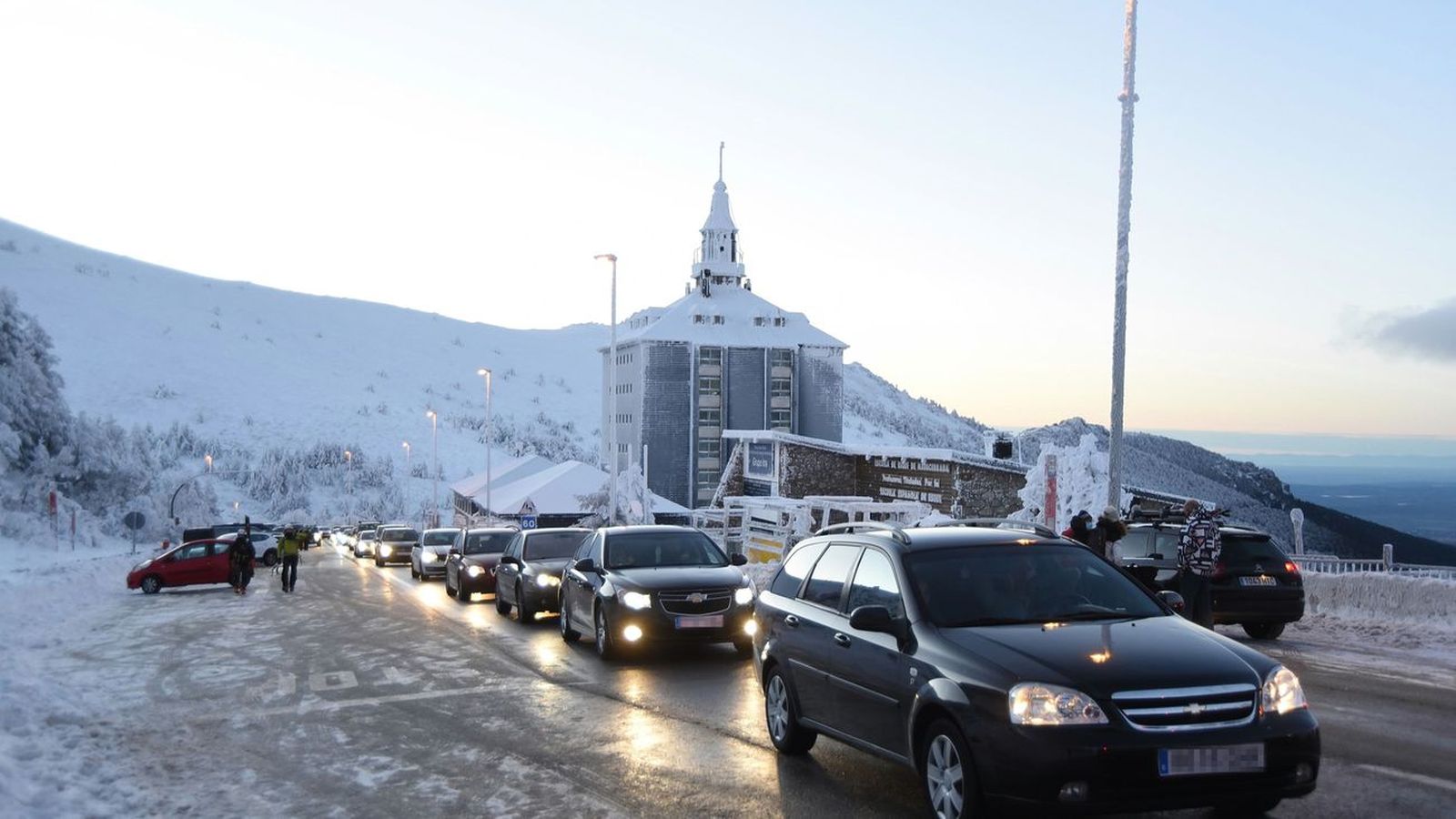 Congestión de tráfico en el Puerto de Navacerrada