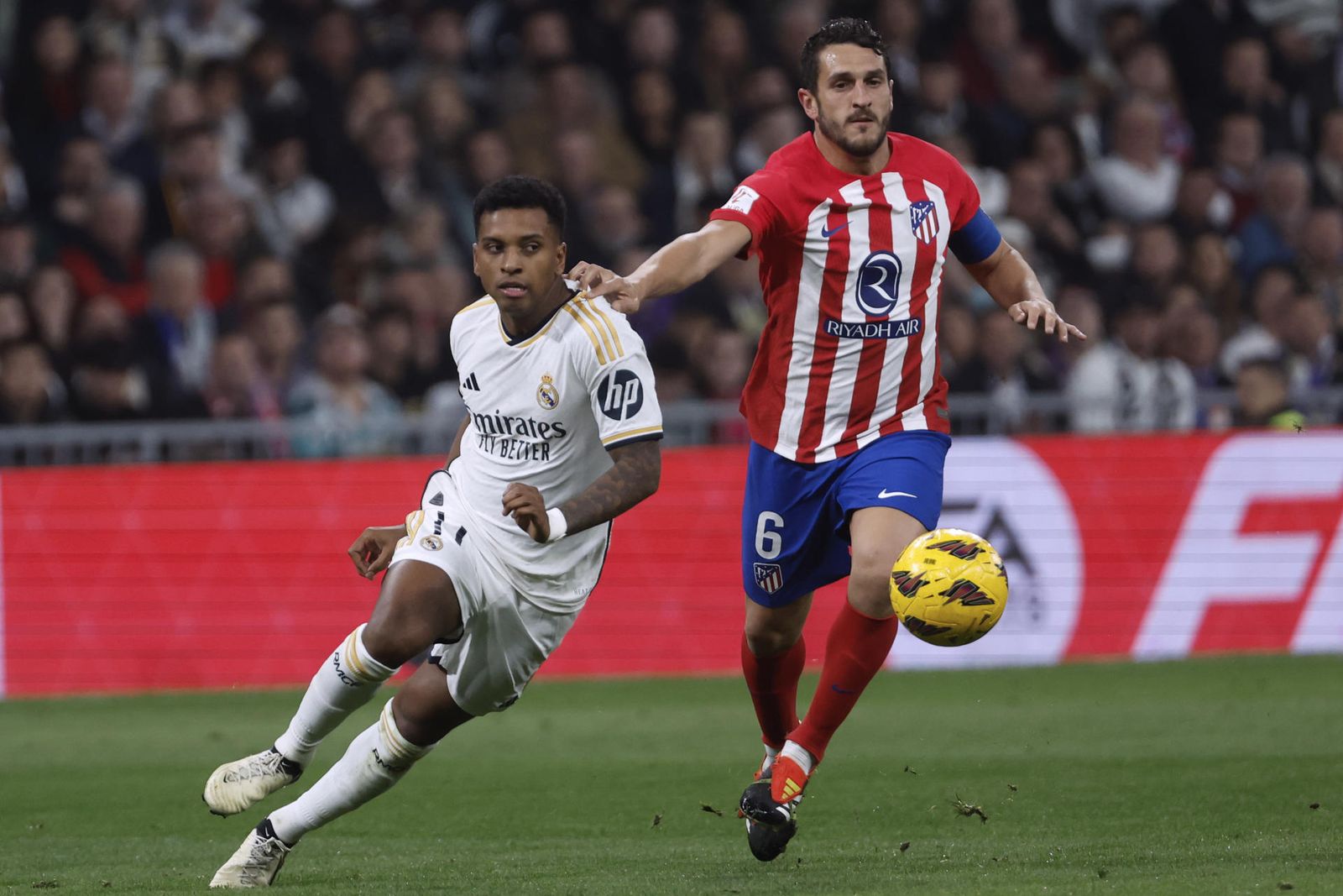 Koke y Rodrygo persiguen el balón
