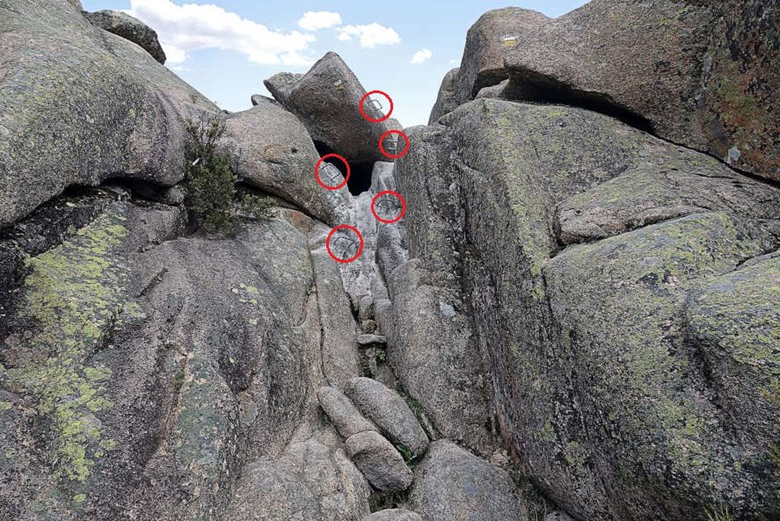 Peldaños instalados en el PR-M1 de La Pedriza