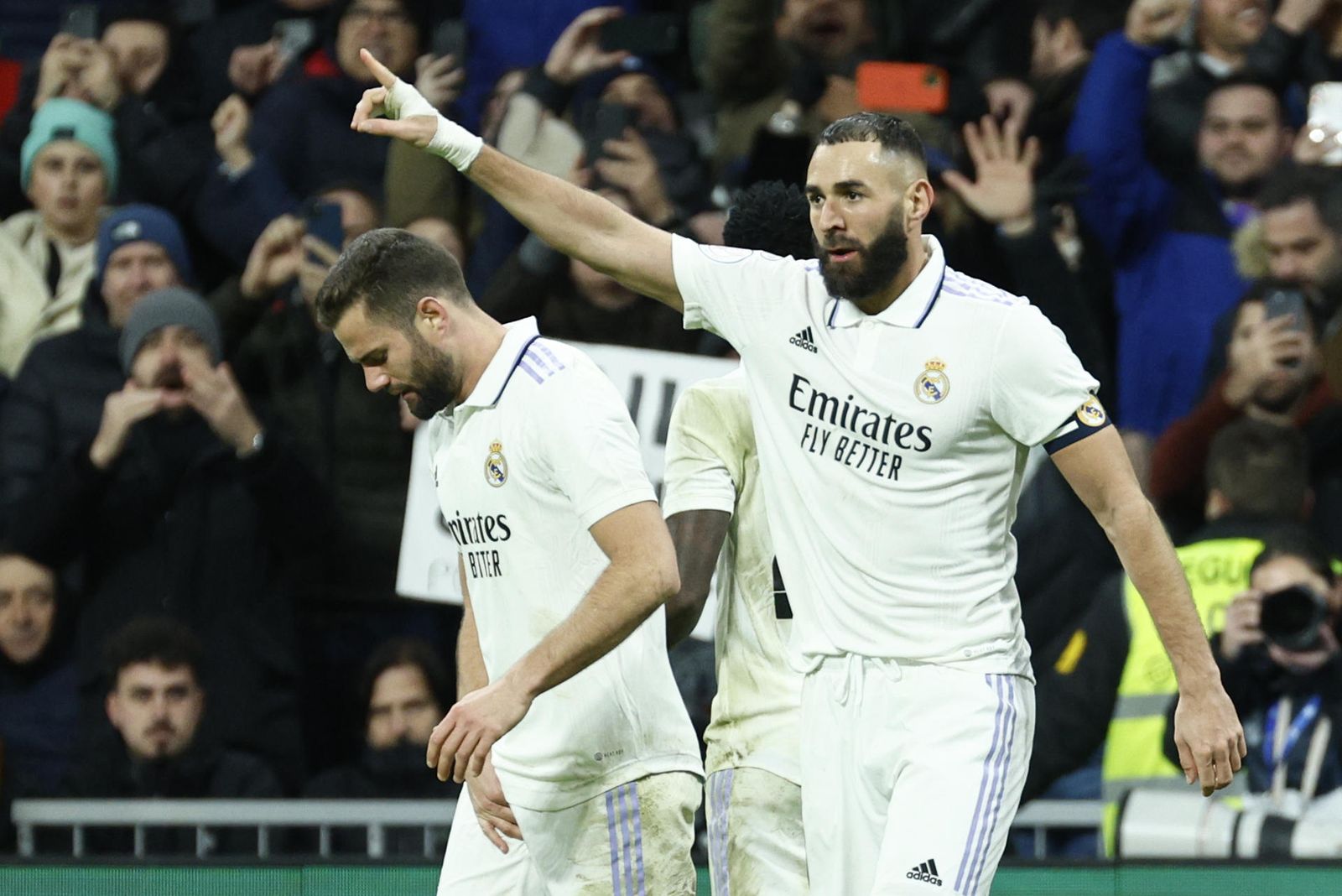 El delantero francés del Real Madrid Karim Benzema celebra un gol