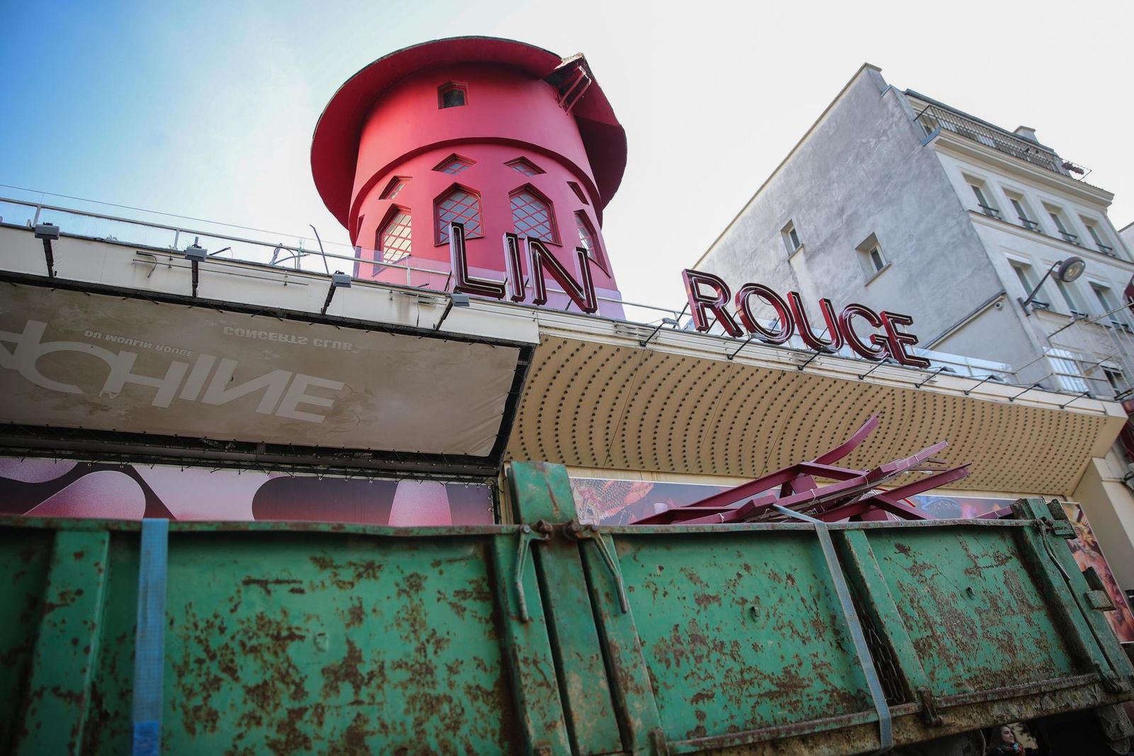 El Moulin Rouge de París pierde sus aspas en un accidente