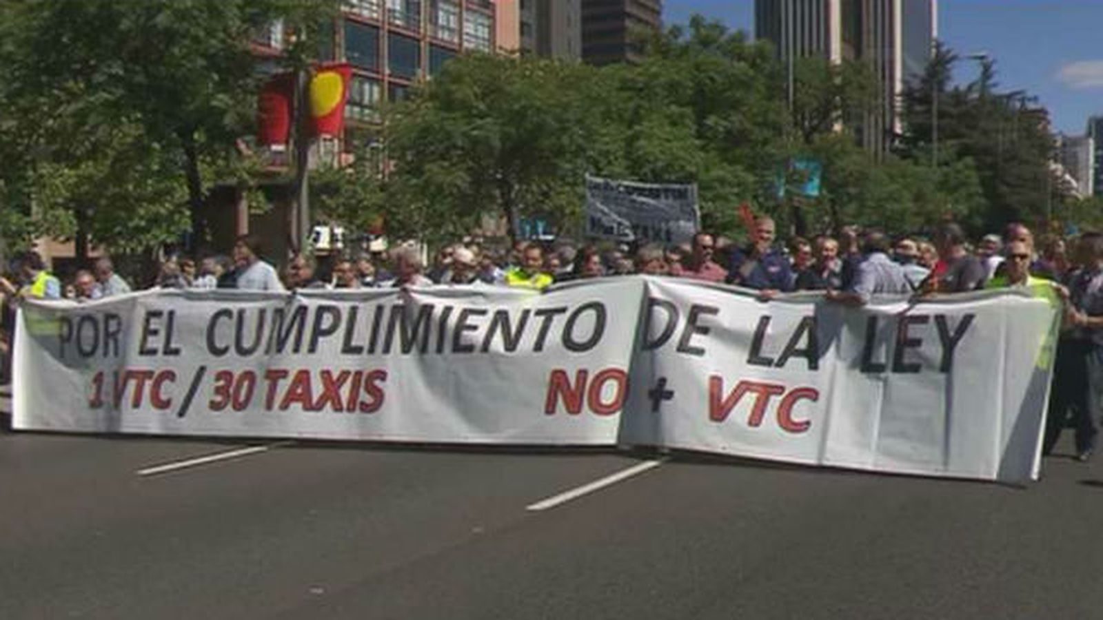 Unos 3.000 taxistas piden acabar con el "vacío legal" de Uber y Cabify