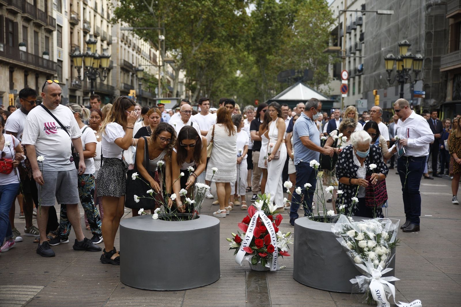 Familiares depositan flores durante el homenaje a las víctimas del atentado del 17 de agosto 2022, en La Rambla, en Barcelona, Cataluña (España).