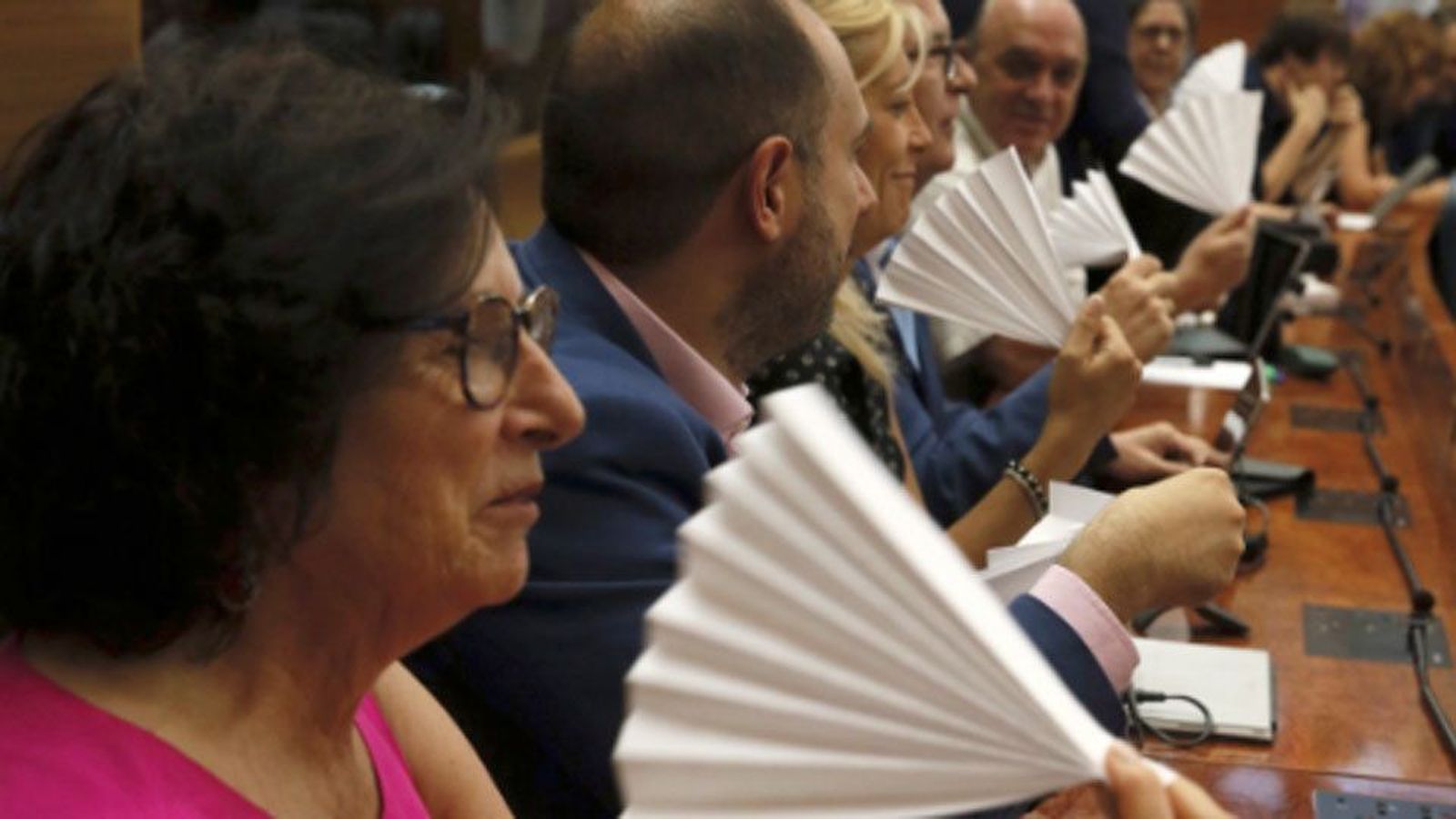 El PSOE saca abanicos de papel y se mofa de la 'recomendación' de Sánchez Martos