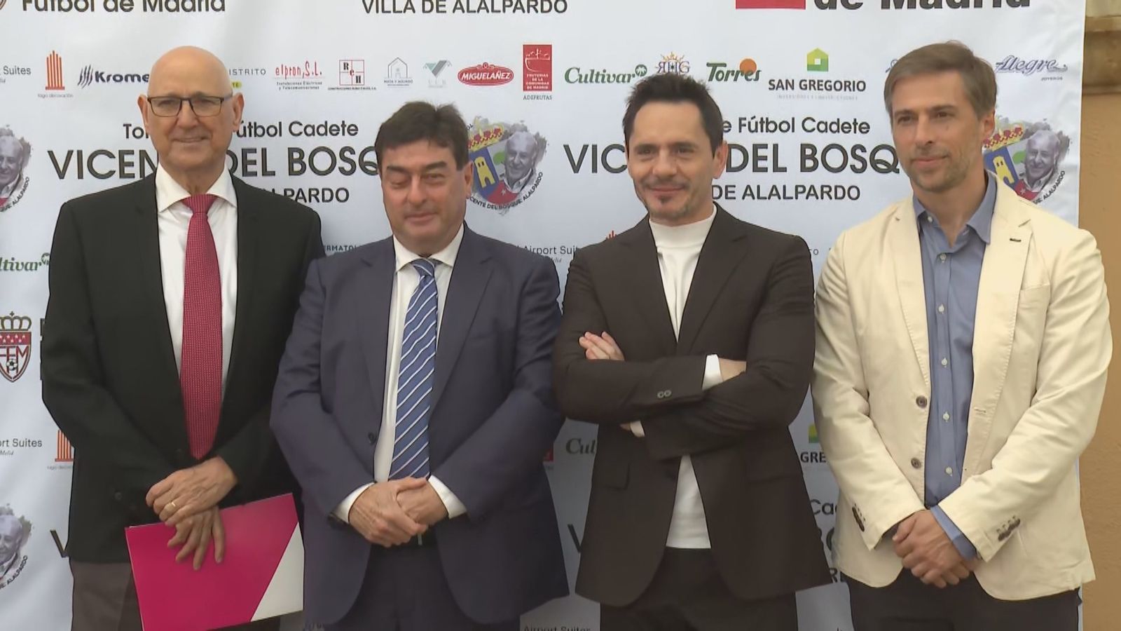 Premio a Telemadrid del torneo de fútbol cadete Vicente del Bosque en Alarpardo