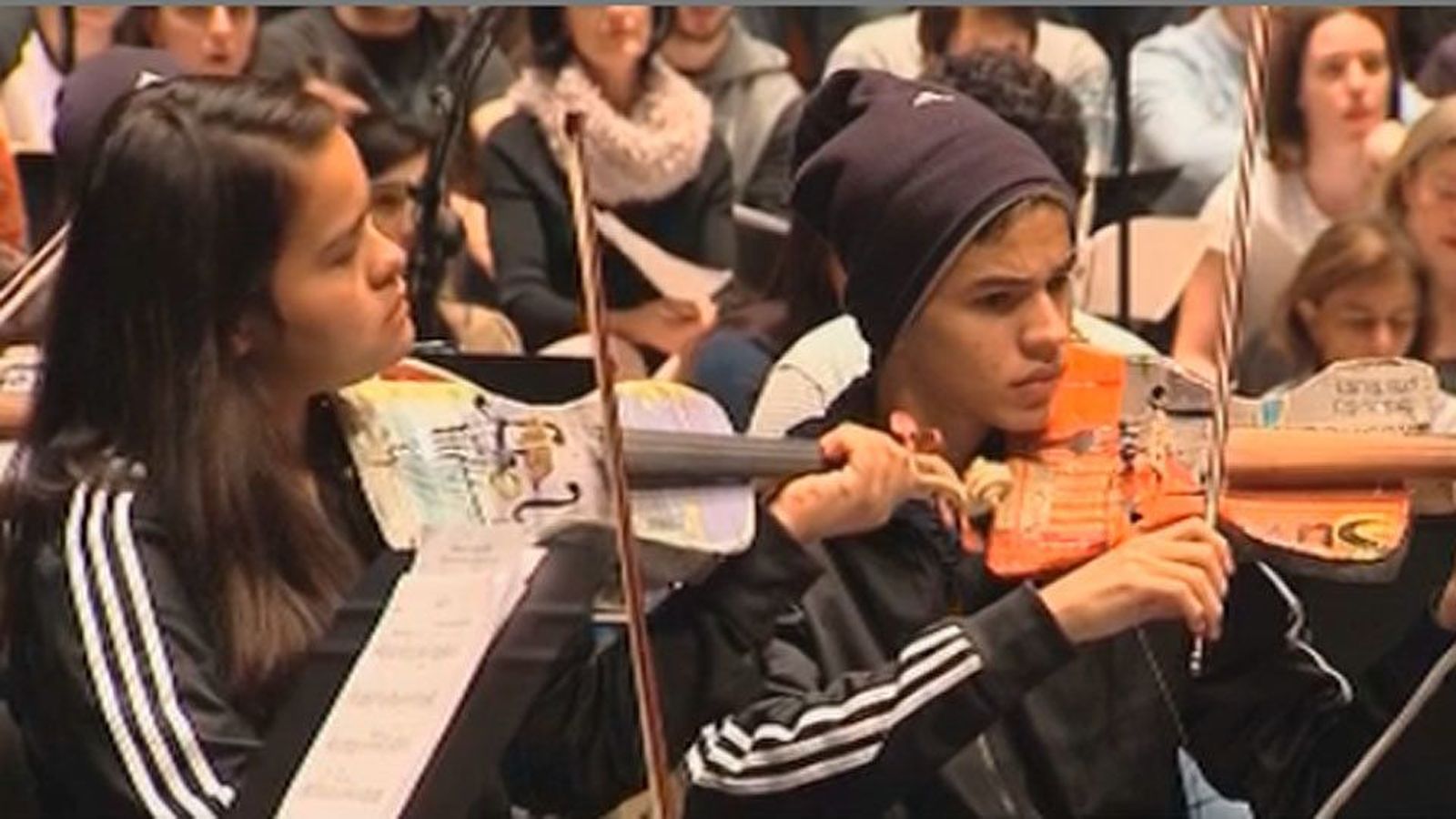 La Orquesta de Cateura convierte en el Teatro Real la "basura" en música