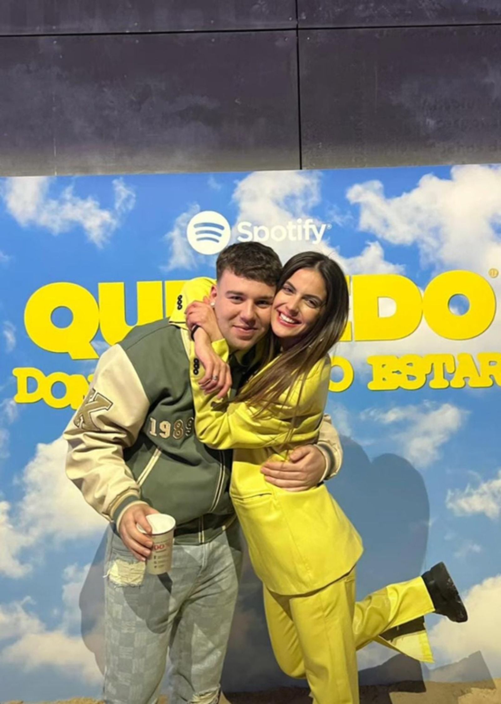 Quevedo y su novia en la presentación de su primer disco