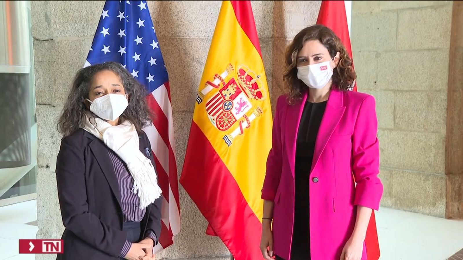 Ayuso con la embajadora de EEUU