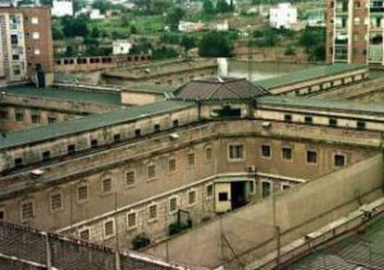 Dos presos se fugan de la cárcel  de Tarragona y otro es detenido